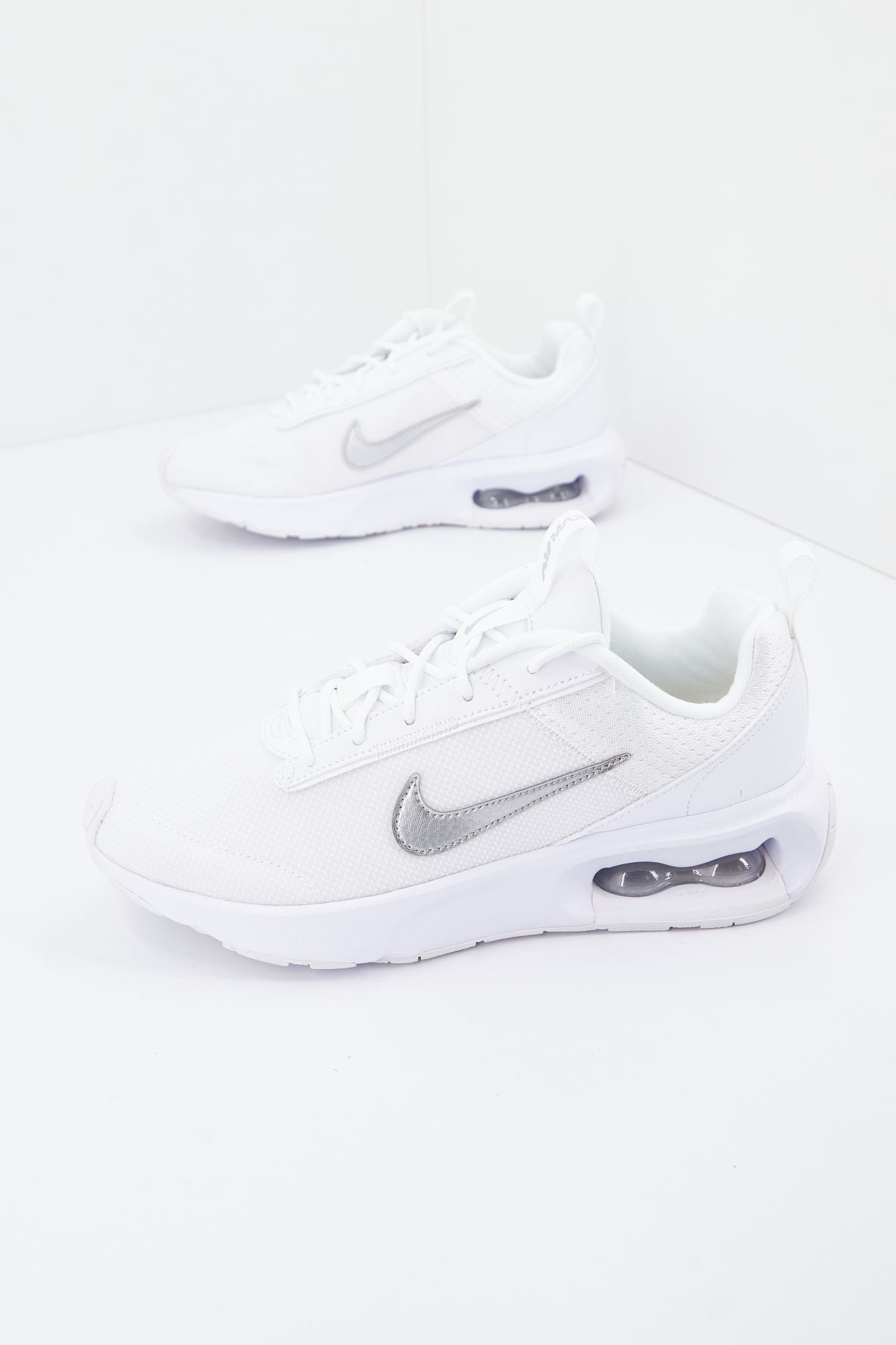 NIKE MAX INTRLK LITE WOM en color BLANCO (1)