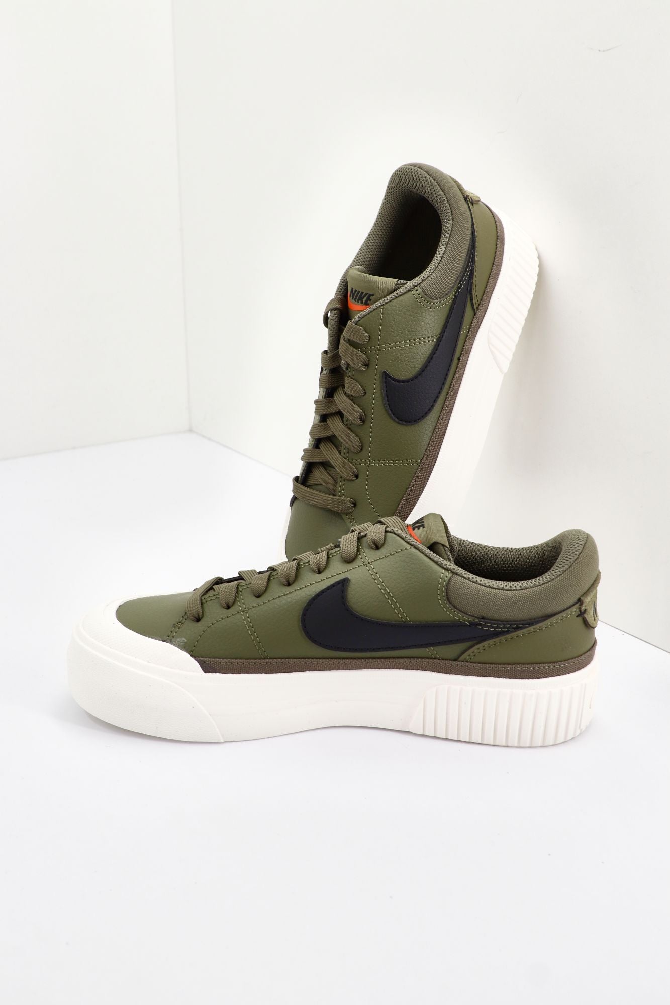 NIKE  COURT LEGACY LIFT en color VERDE (2)