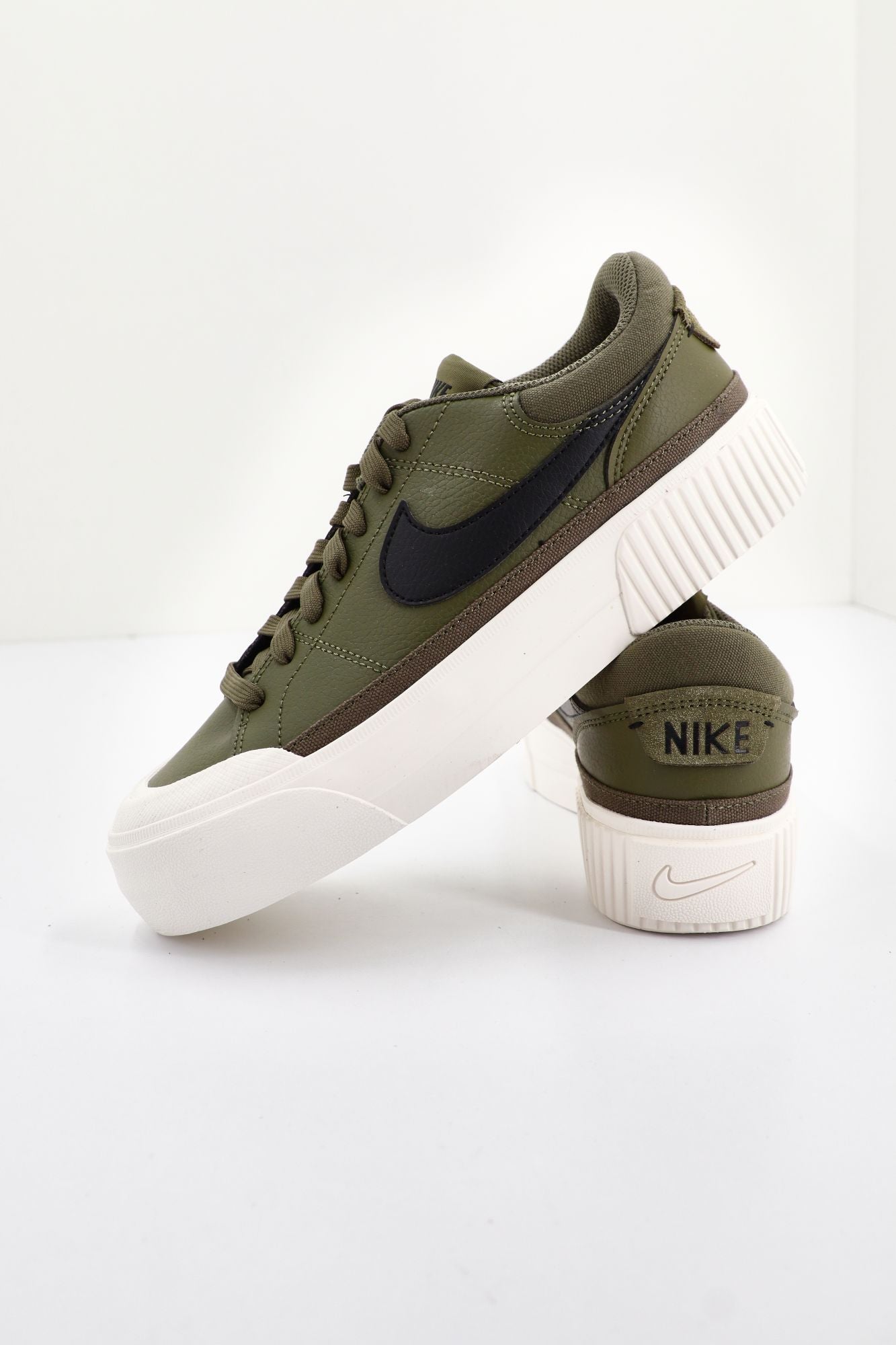 NIKE  COURT LEGACY LIFT en color VERDE (3)