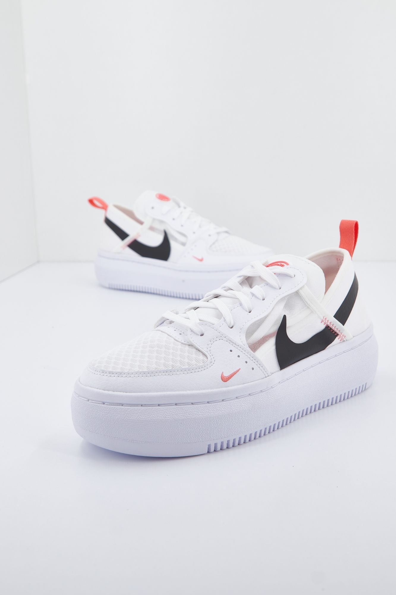 NIKE  VISION LOW WOM en color BLANCO (2)