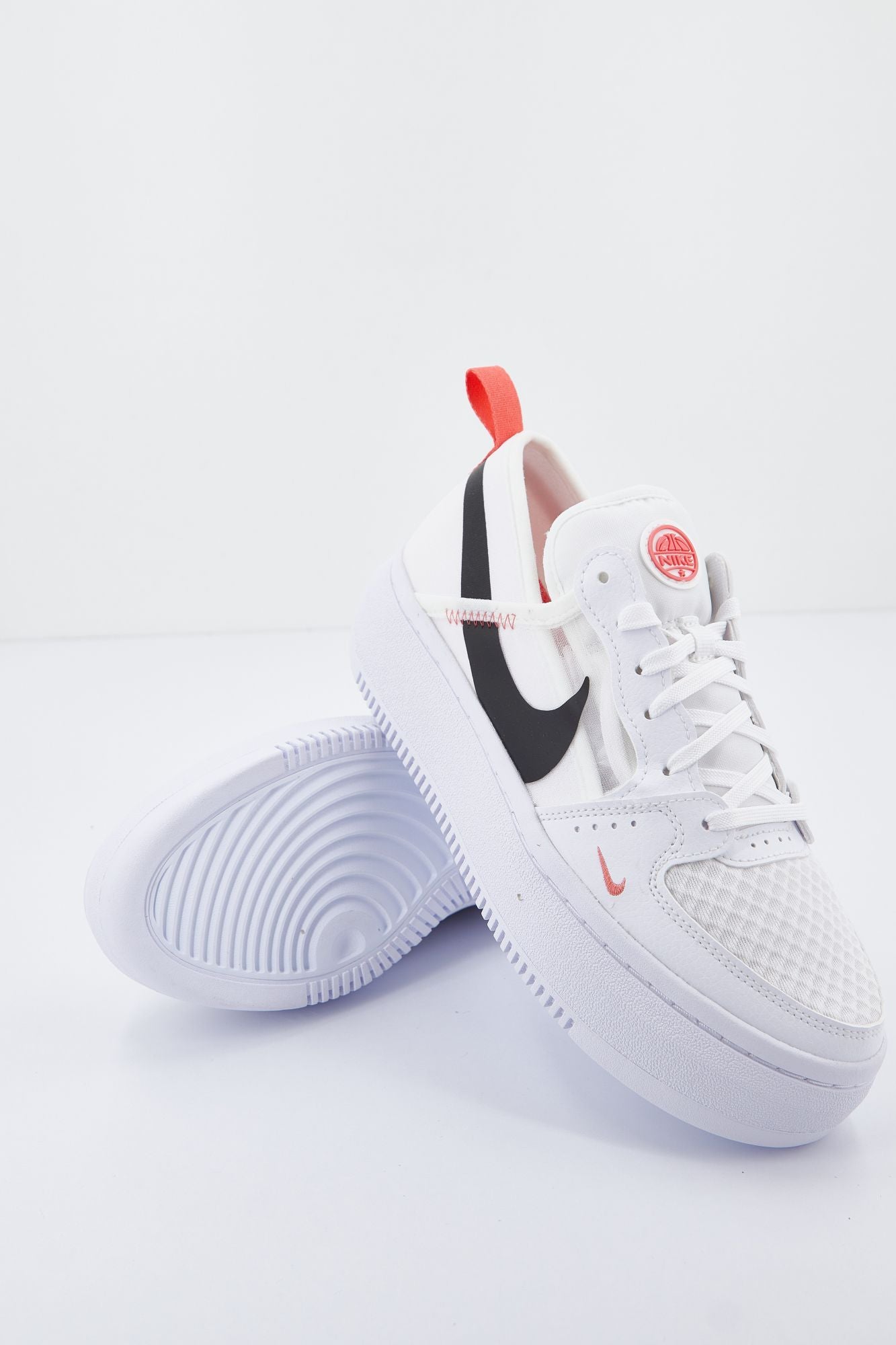 NIKE  VISION LOW WOM en color BLANCO (3)