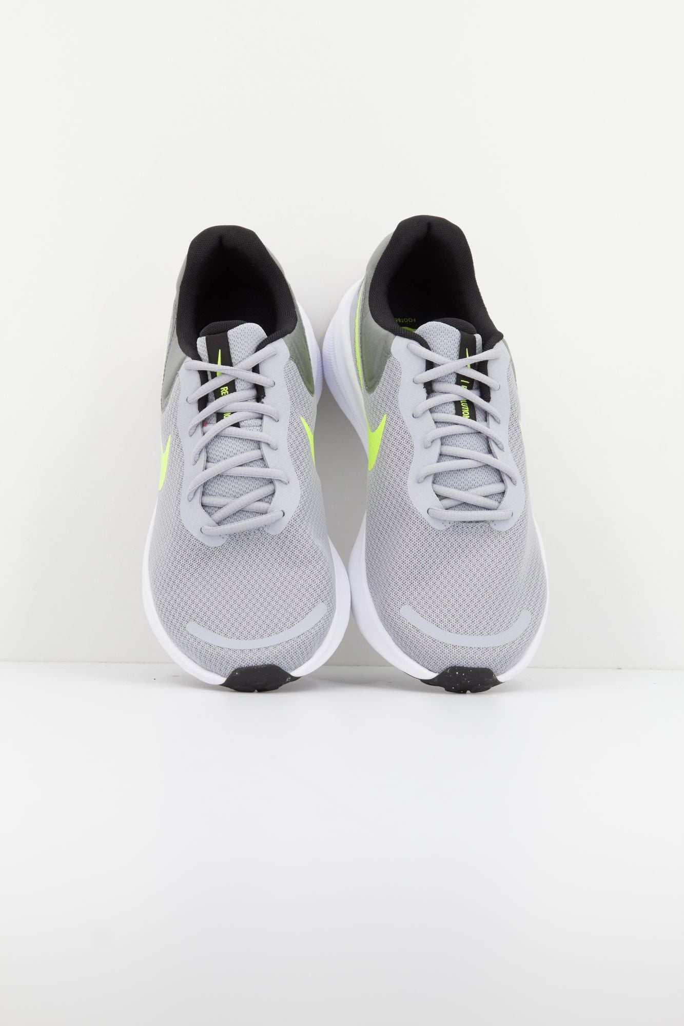 NIKE REVOLUTION 7  en color GRIS (2)