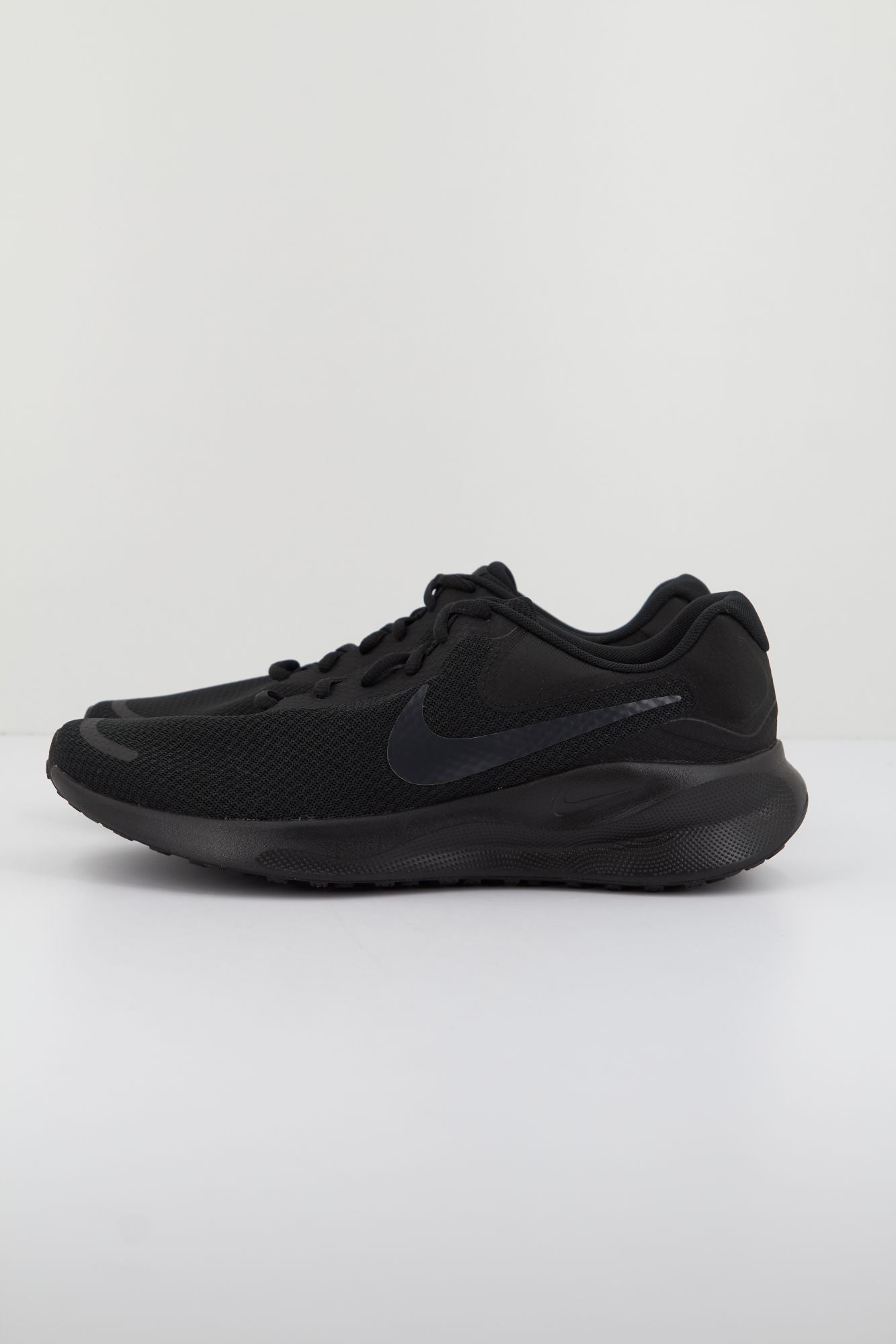 NIKE REVOLUTION 7 en color NEGRO (1)