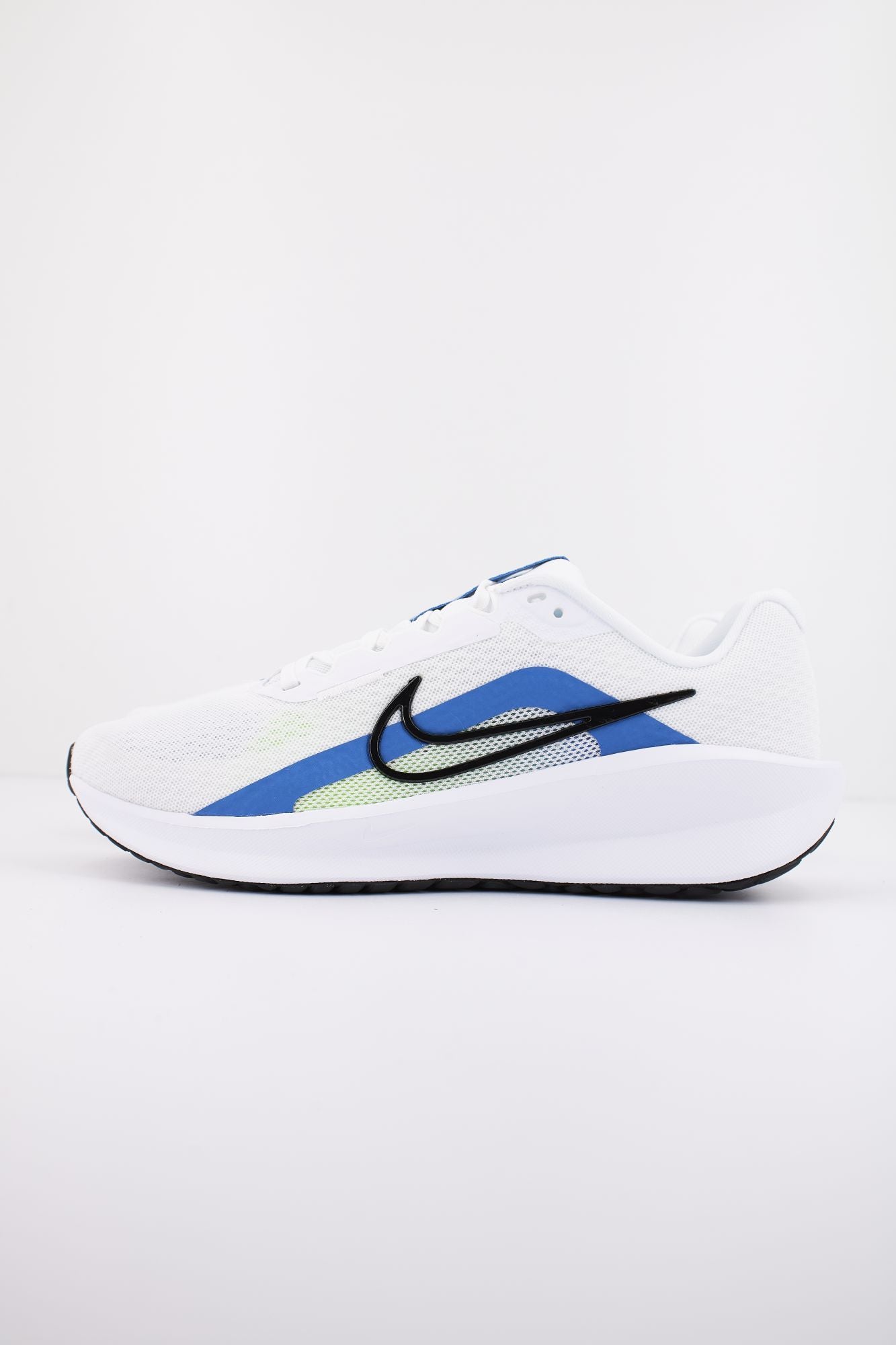 NIKE DOWNSHIFTER 13 en color BLANCO (1)
