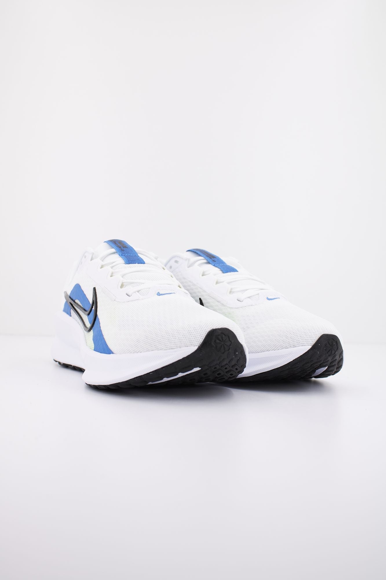 NIKE DOWNSHIFTER 13 en color BLANCO (2)