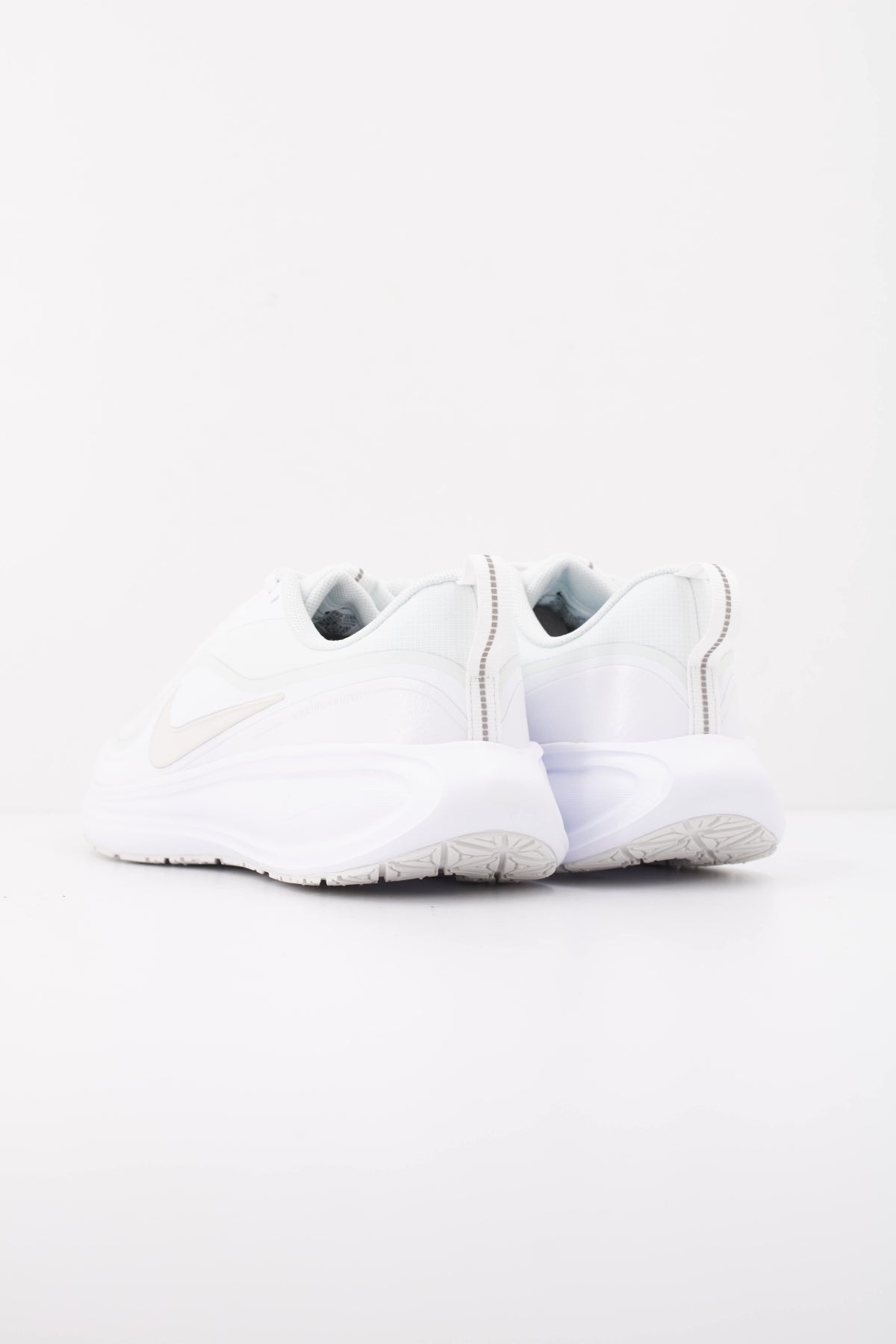 NIKE W NIKE REVOLUTION 8 UTILITY en color BLANCO (4)