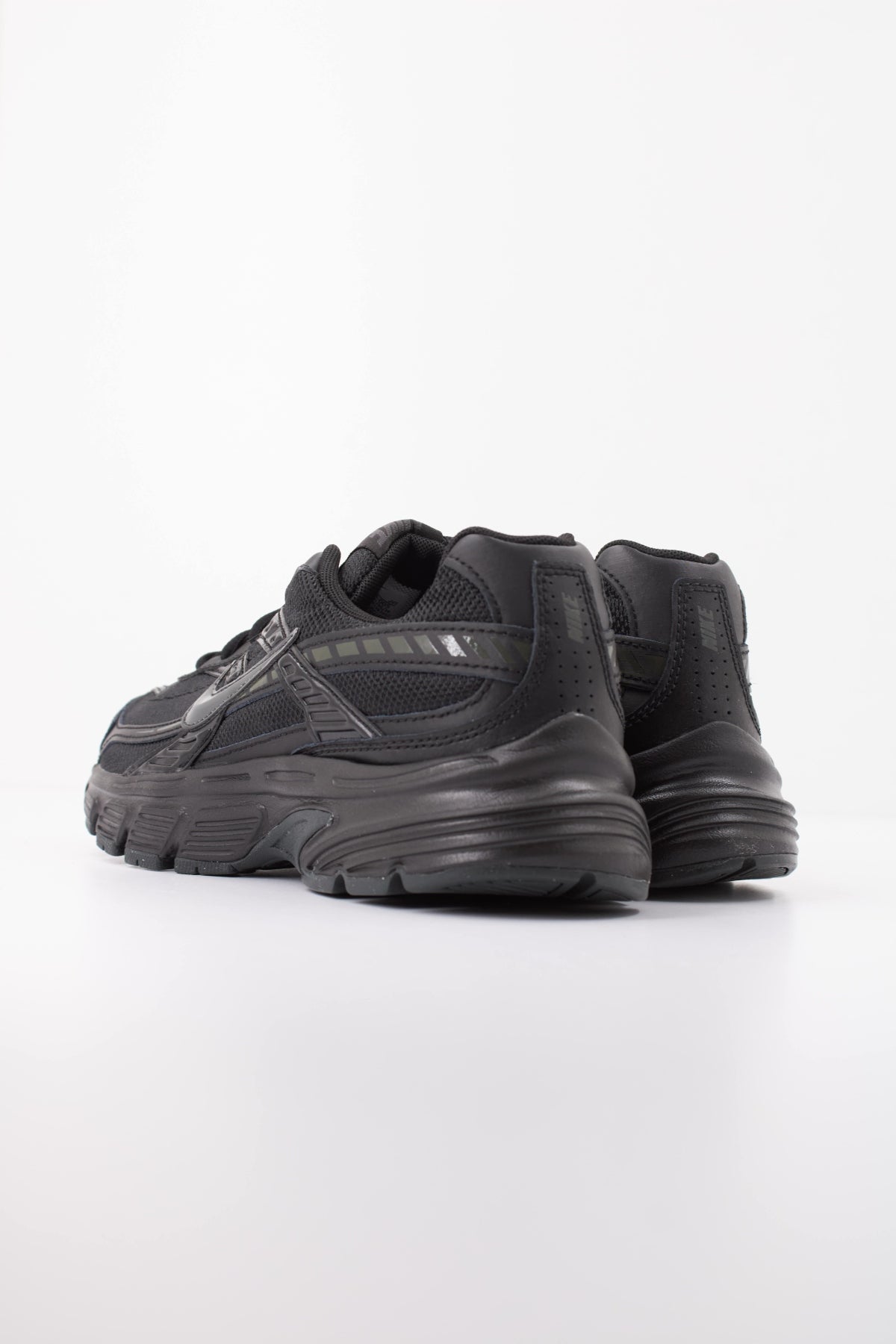NIKE WMNS NIKE INITIATOR en color NEGRO (4)