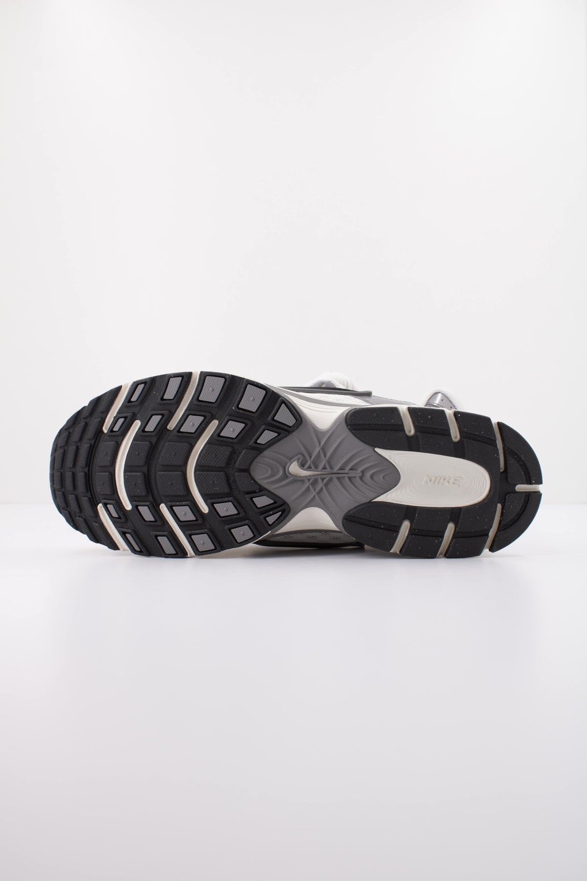 NIKE V5 RNR HJ5228 en color BLANCO (5)