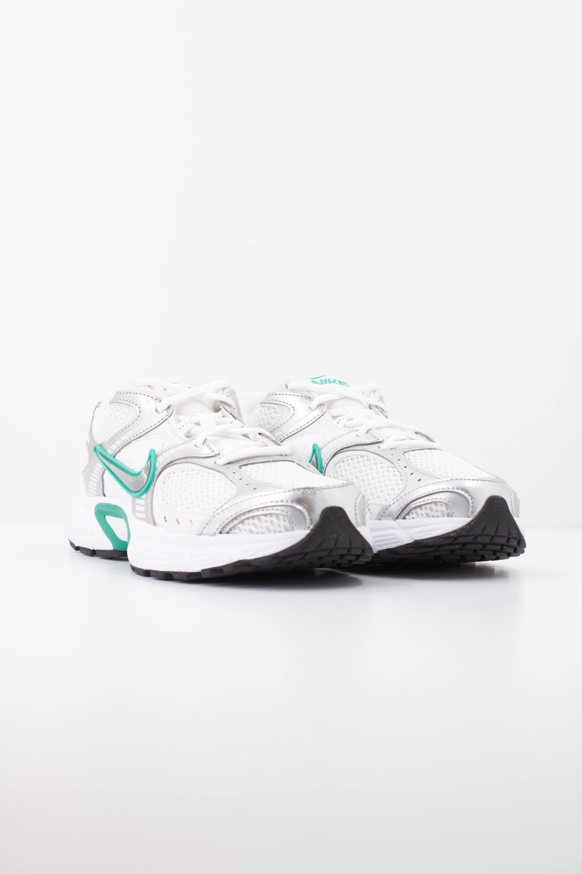 NIKE V5 RNR HJ5228-111 en color PLATA (2)