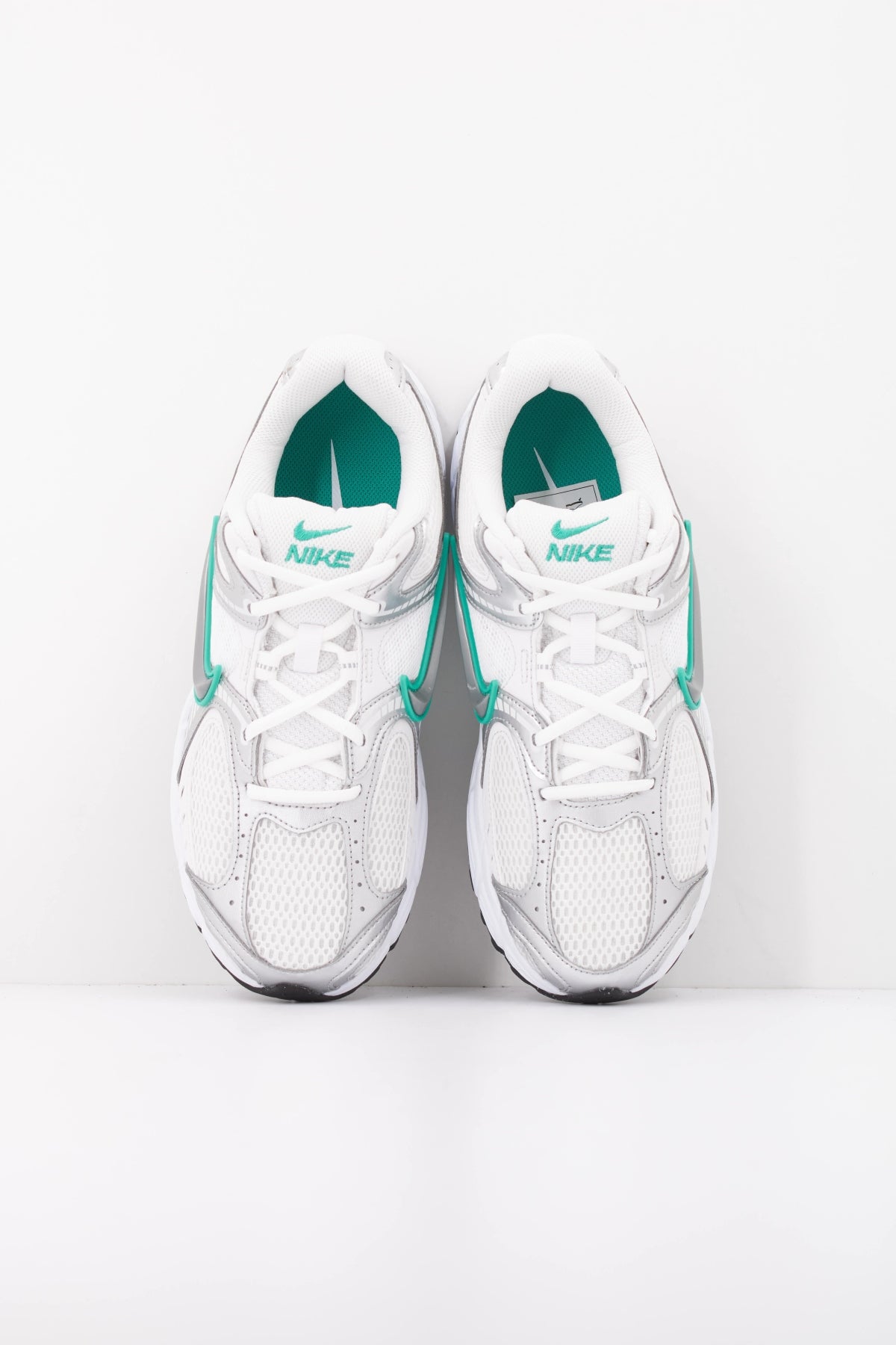 NIKE NIKE V5 RNR en color PLATA (3)