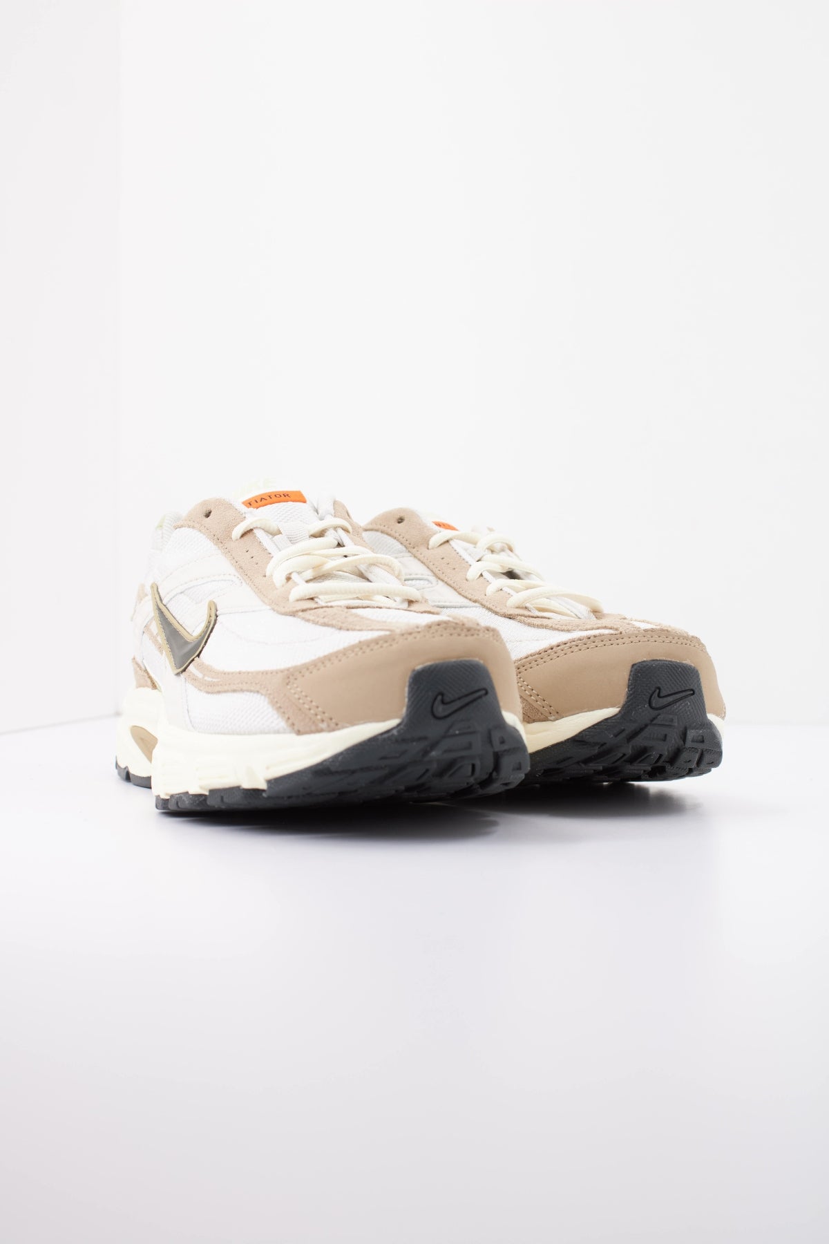 NIKE NIKE INITIATOR en color BEIS (2)