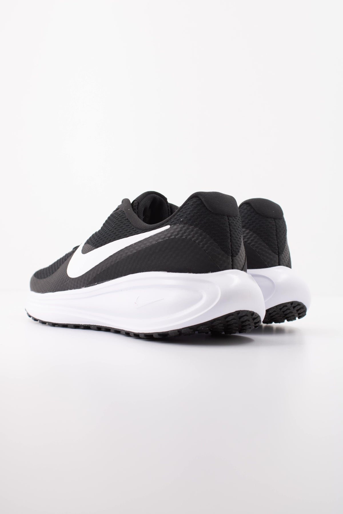 NIKE W NIKE REVOLUTION 8 en color NEGRO (4)