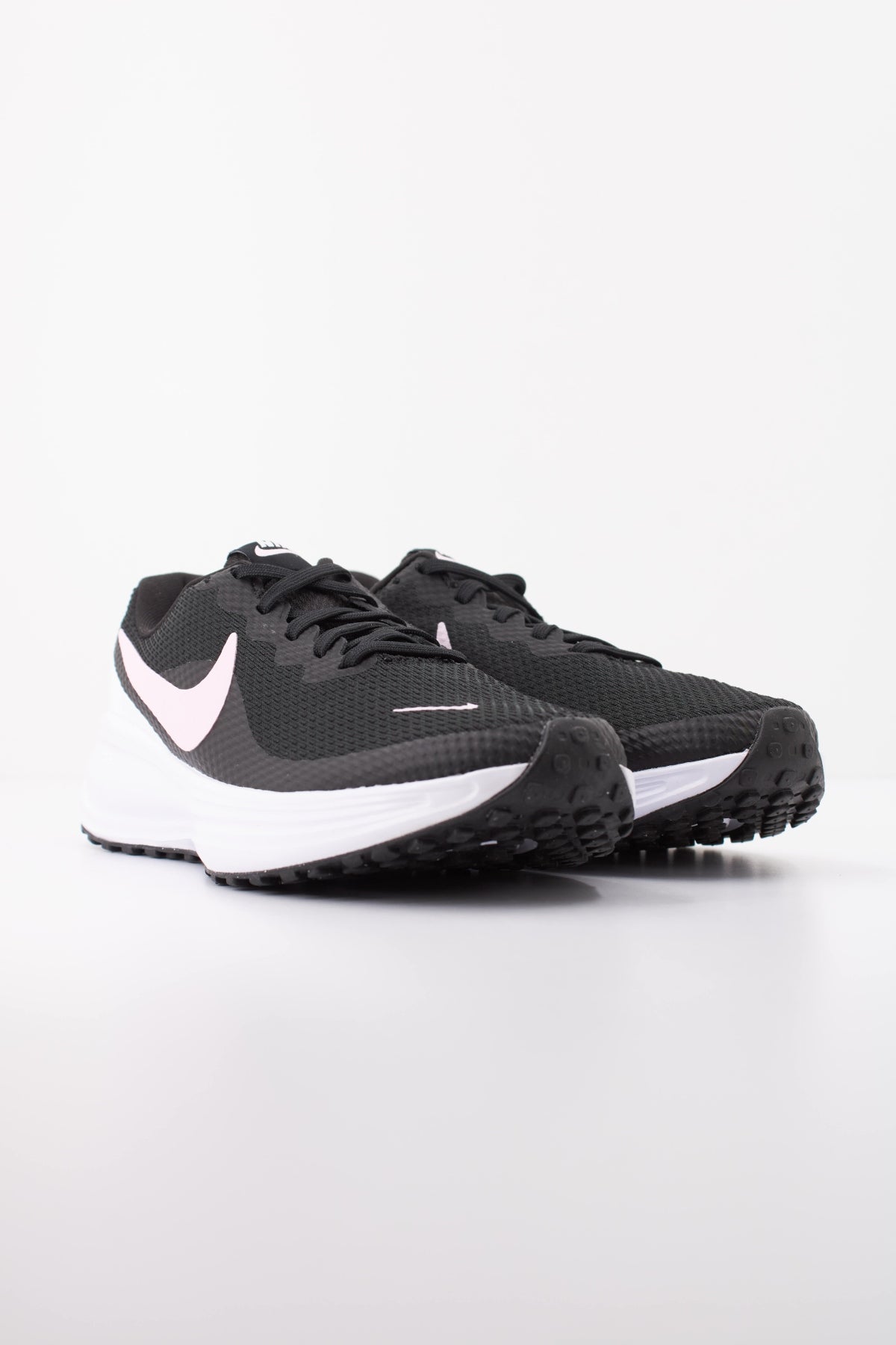 NIKE W NIKE REVOLUTION 8 en color NEGRO (2)