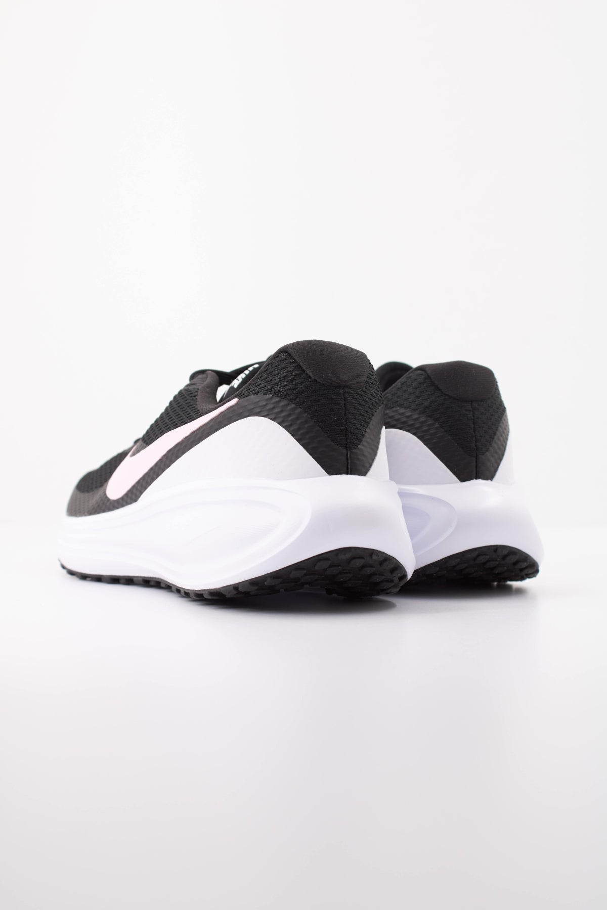 NIKE W NIKE REVOLUTION 8 en color NEGRO (4)
