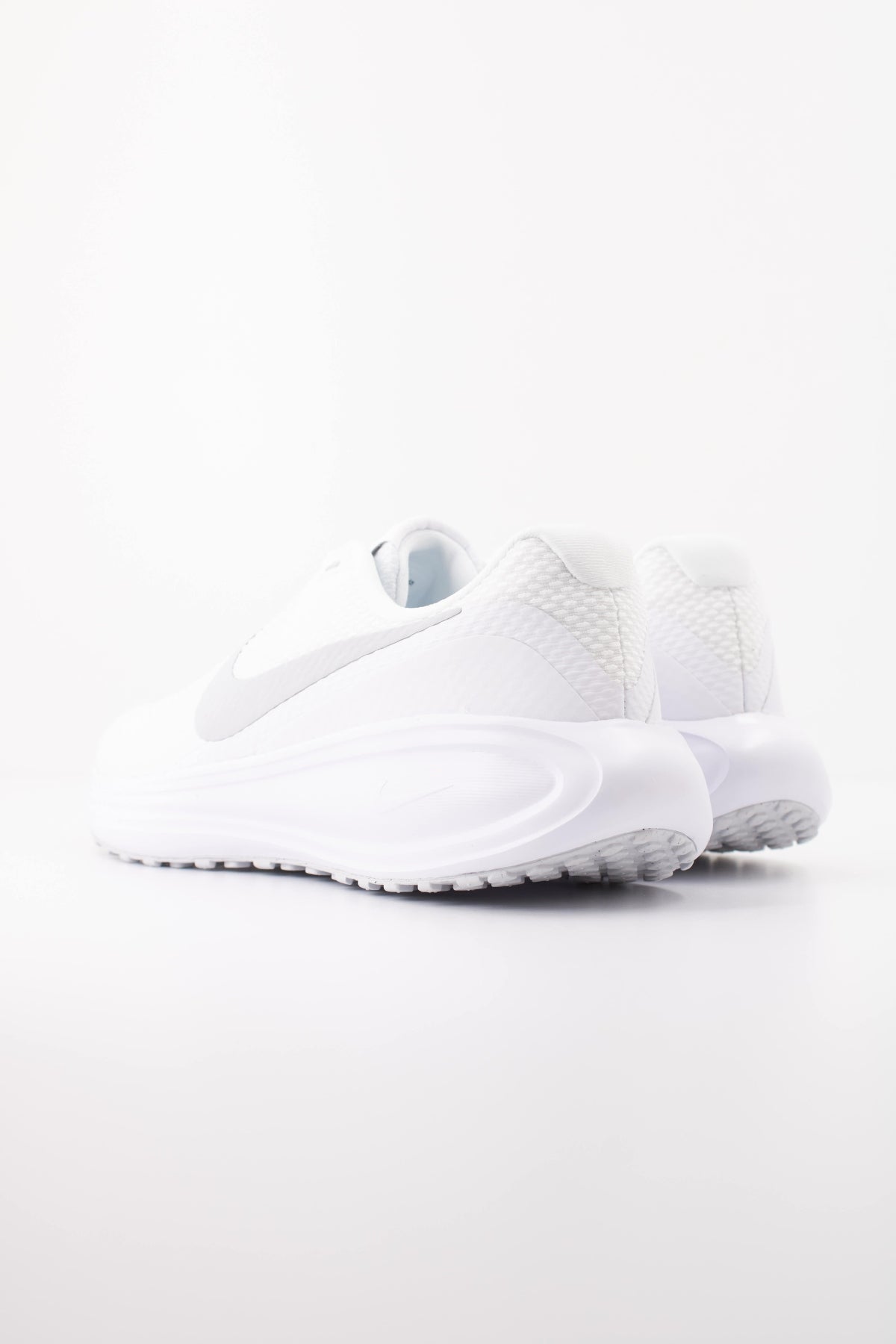 NIKE W NIKE REVOLUTION 8 en color BLANCO (4)