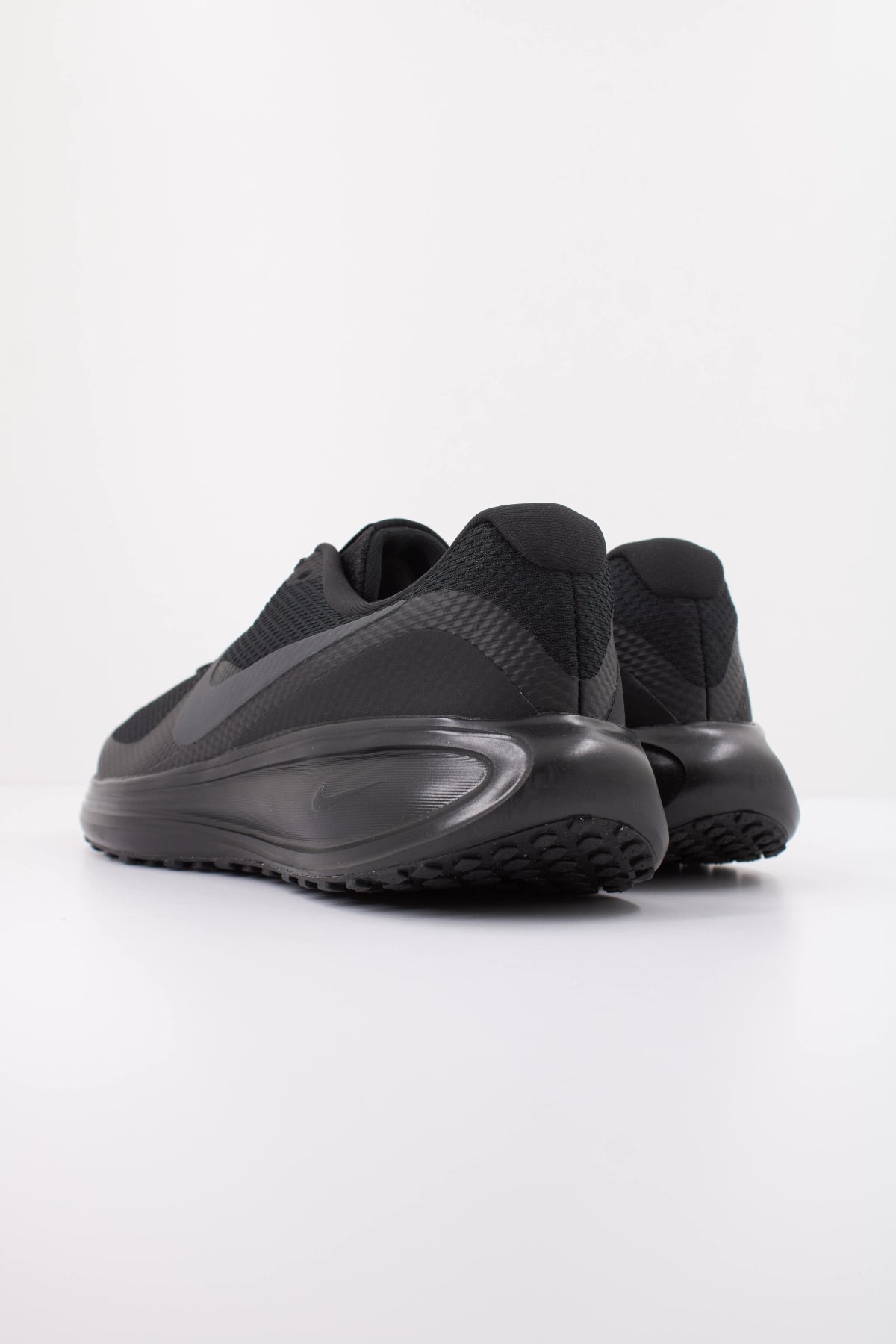NIKE NIKE REVOLUTION 8 en color NEGRO (4)