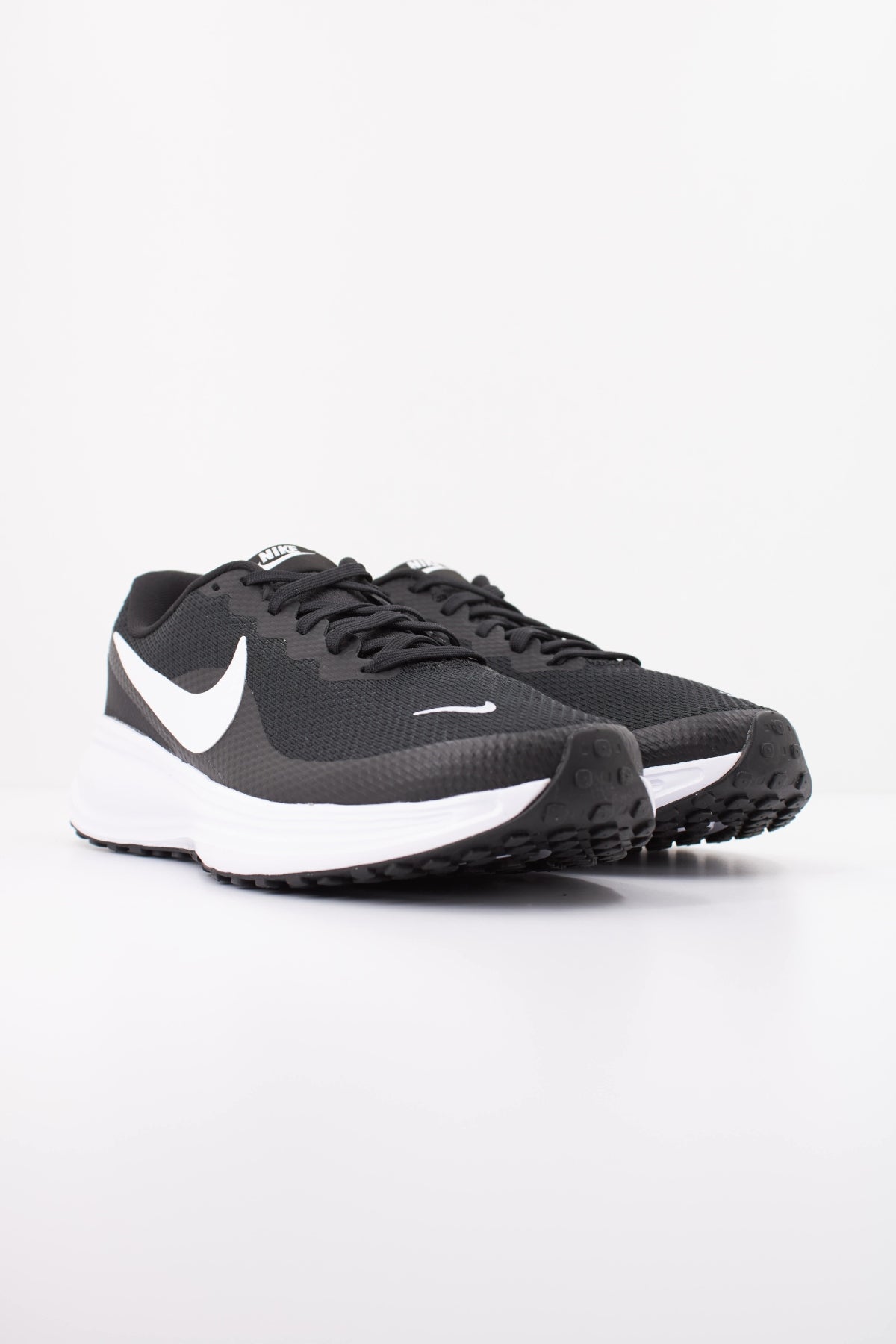NIKE NIKE REVOLUTION 8 en color NEGRO (2)