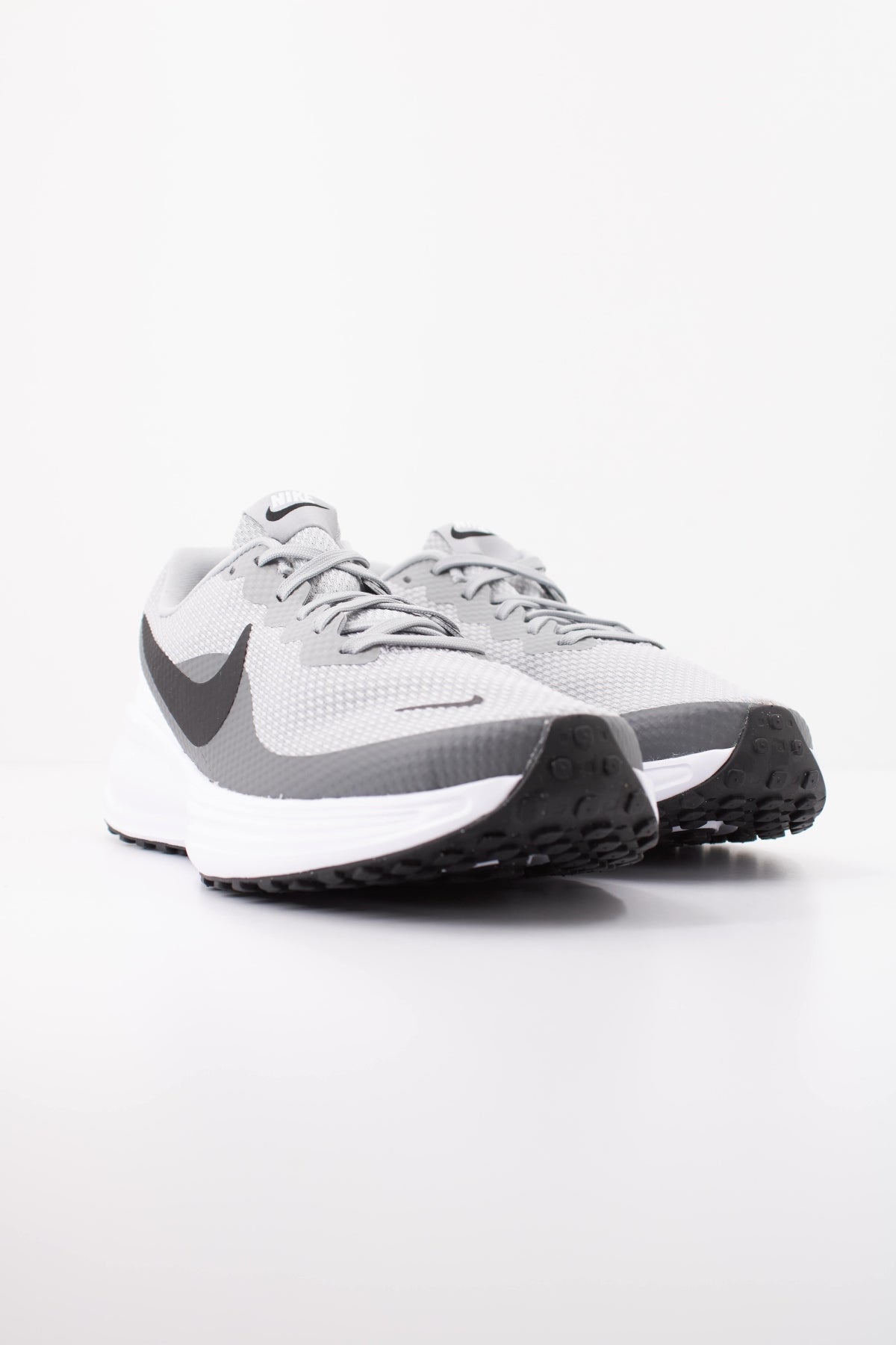NIKE NIKE REVOLUTION 8 en color GRIS (2)