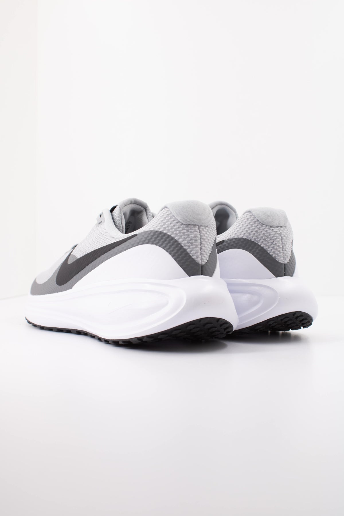 NIKE NIKE REVOLUTION 8 en color GRIS (4)
