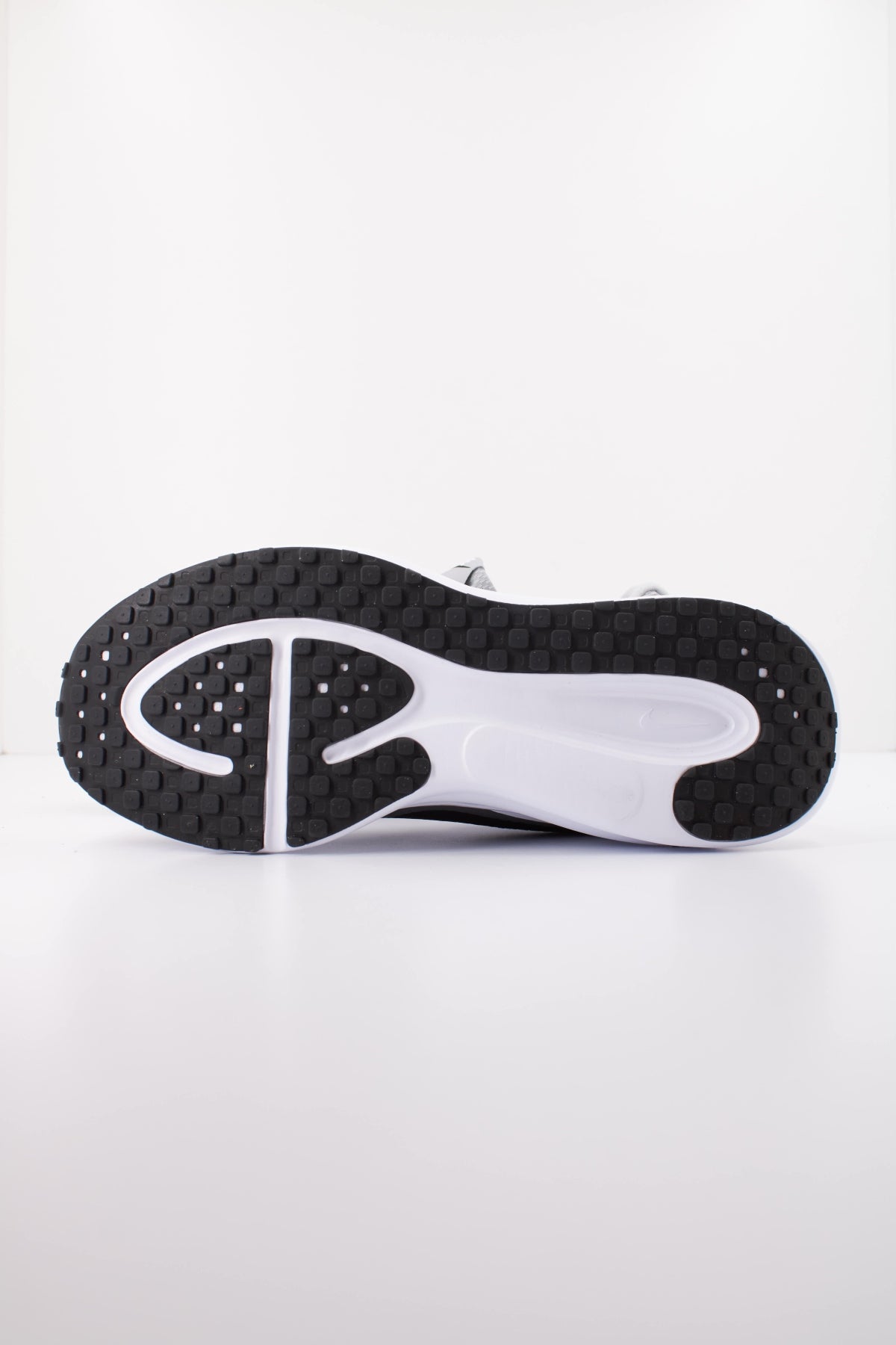 NIKE NIKE REVOLUTION 8 en color GRIS (5)