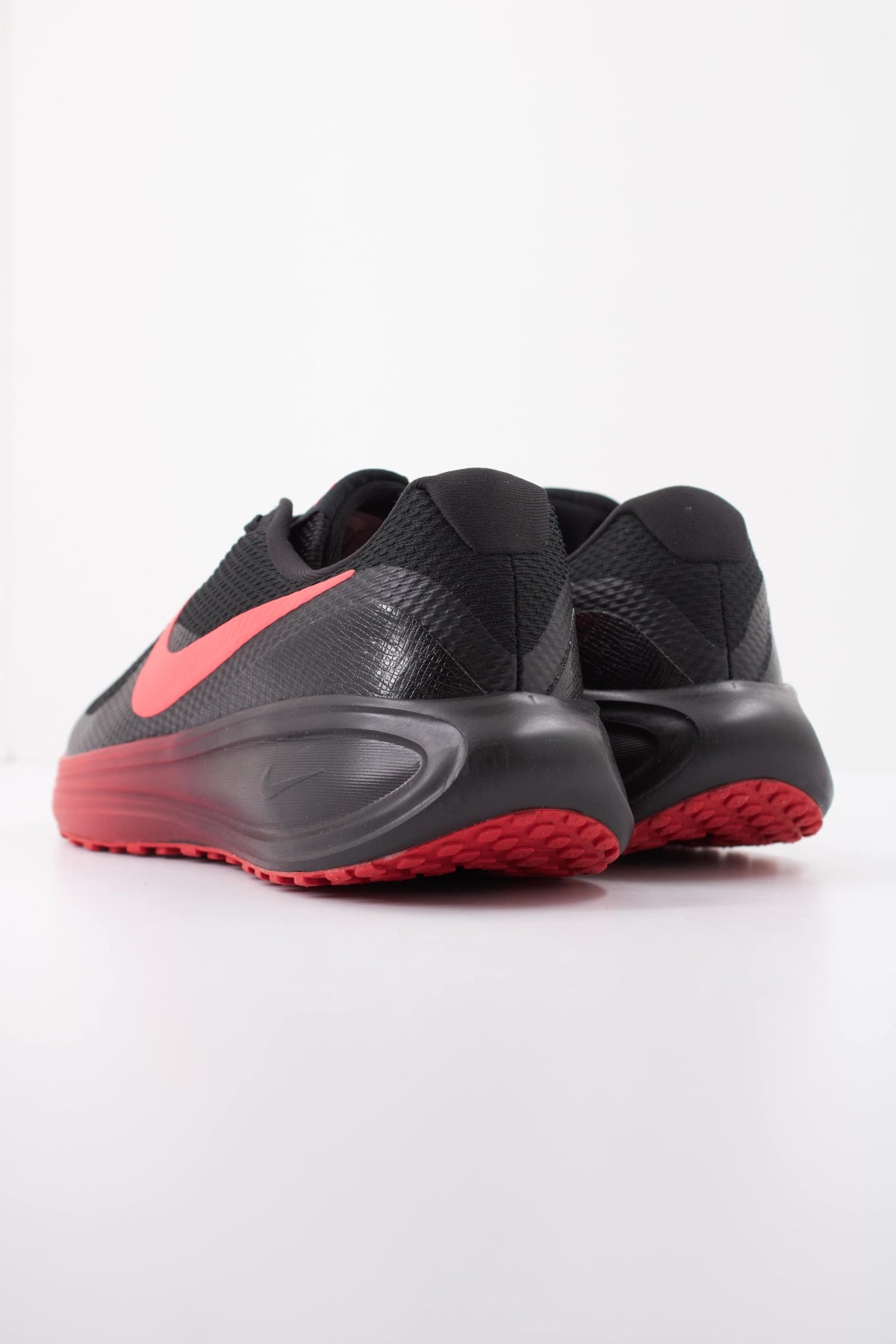 NIKE NIKE REVOLUTION 8 en color NEGRO (4)