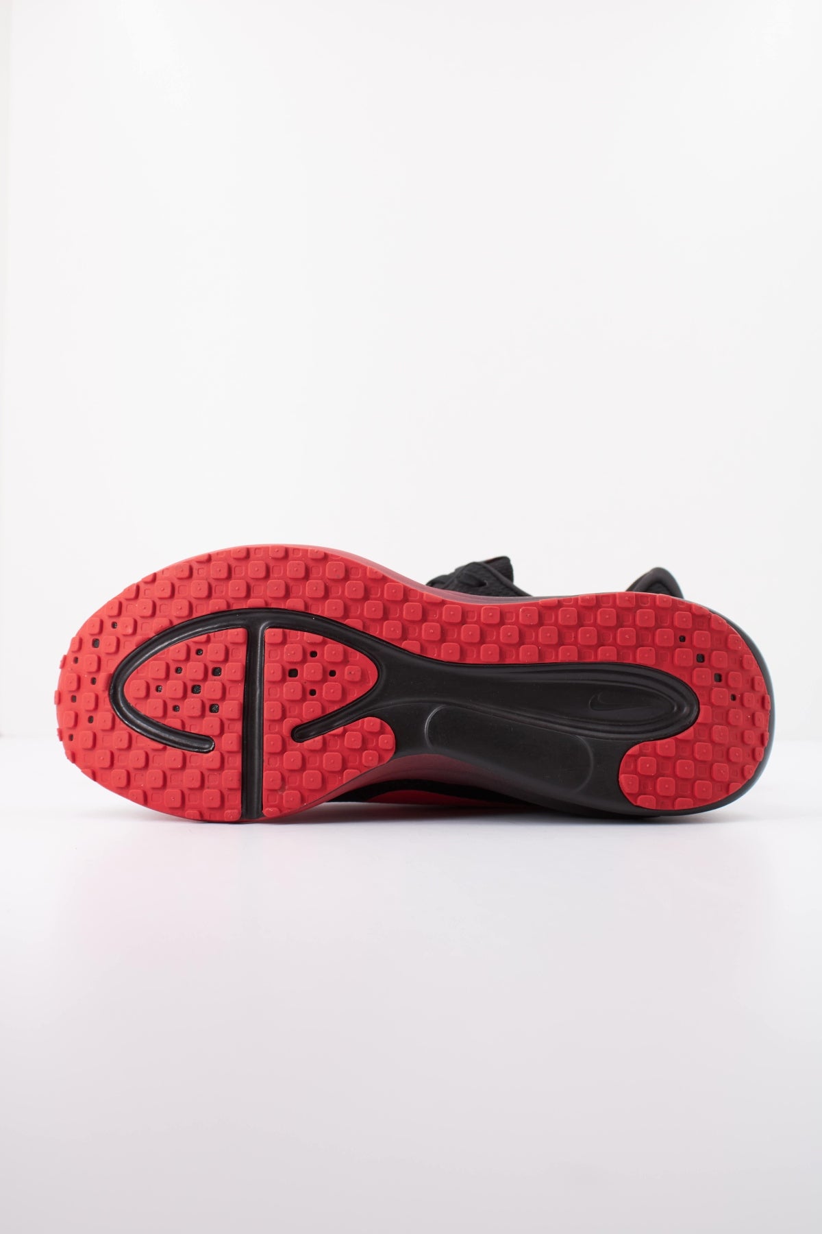 NIKE NIKE REVOLUTION 8 en color NEGRO (5)
