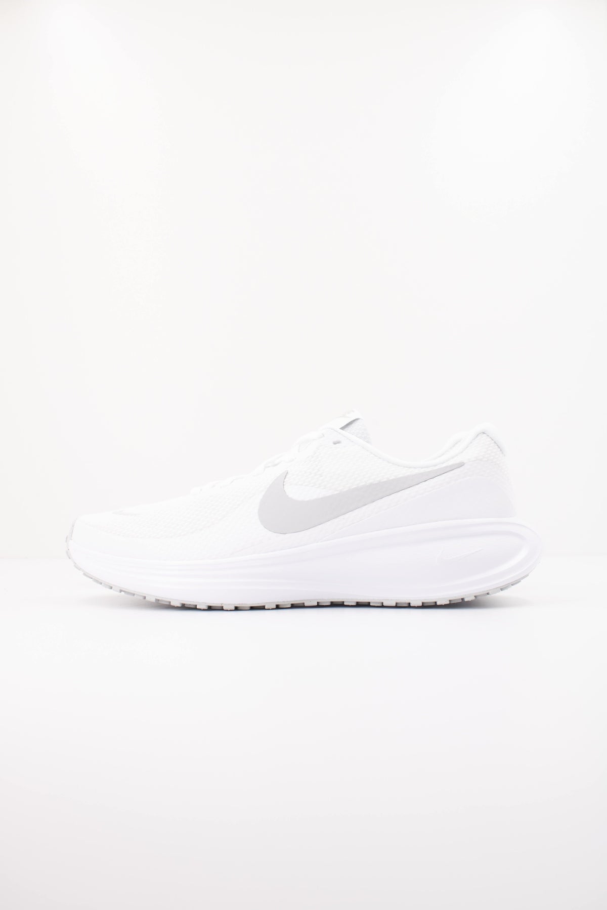 NIKE NIKE REVOLUTION 8 en color BLANCO (1)
