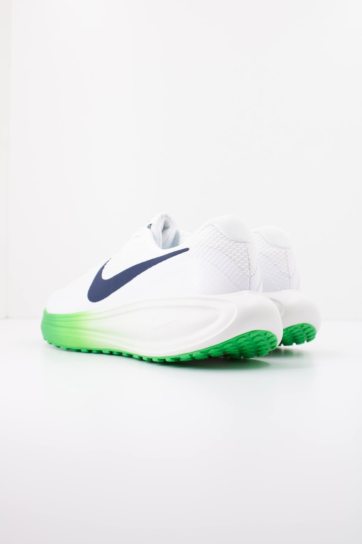 NIKE NIKE REVOLUTION 8 en color BLANCO (4)