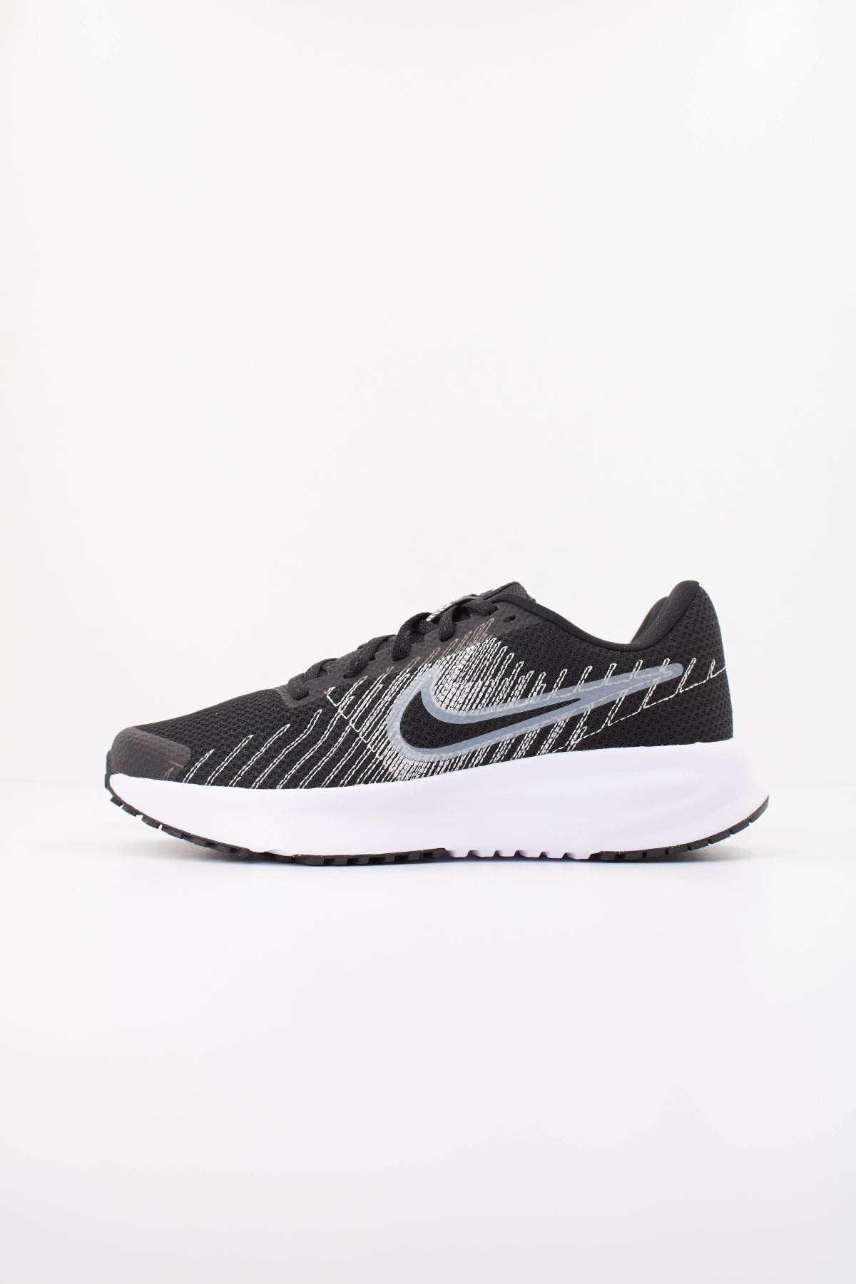 NIKE W NIKE RUN DEFY en color NEGRO (1)