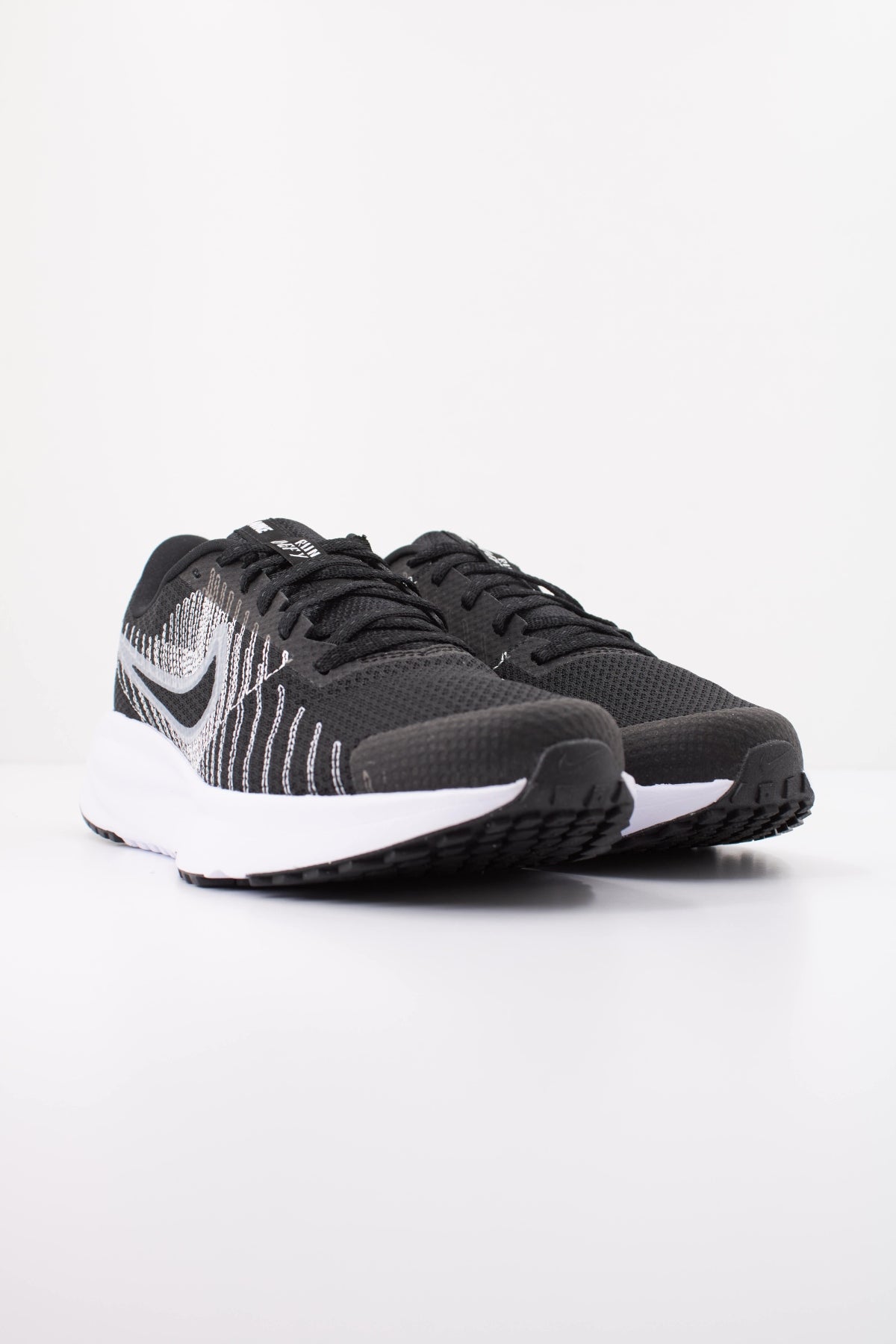 NIKE W NIKE RUN DEFY en color NEGRO (2)
