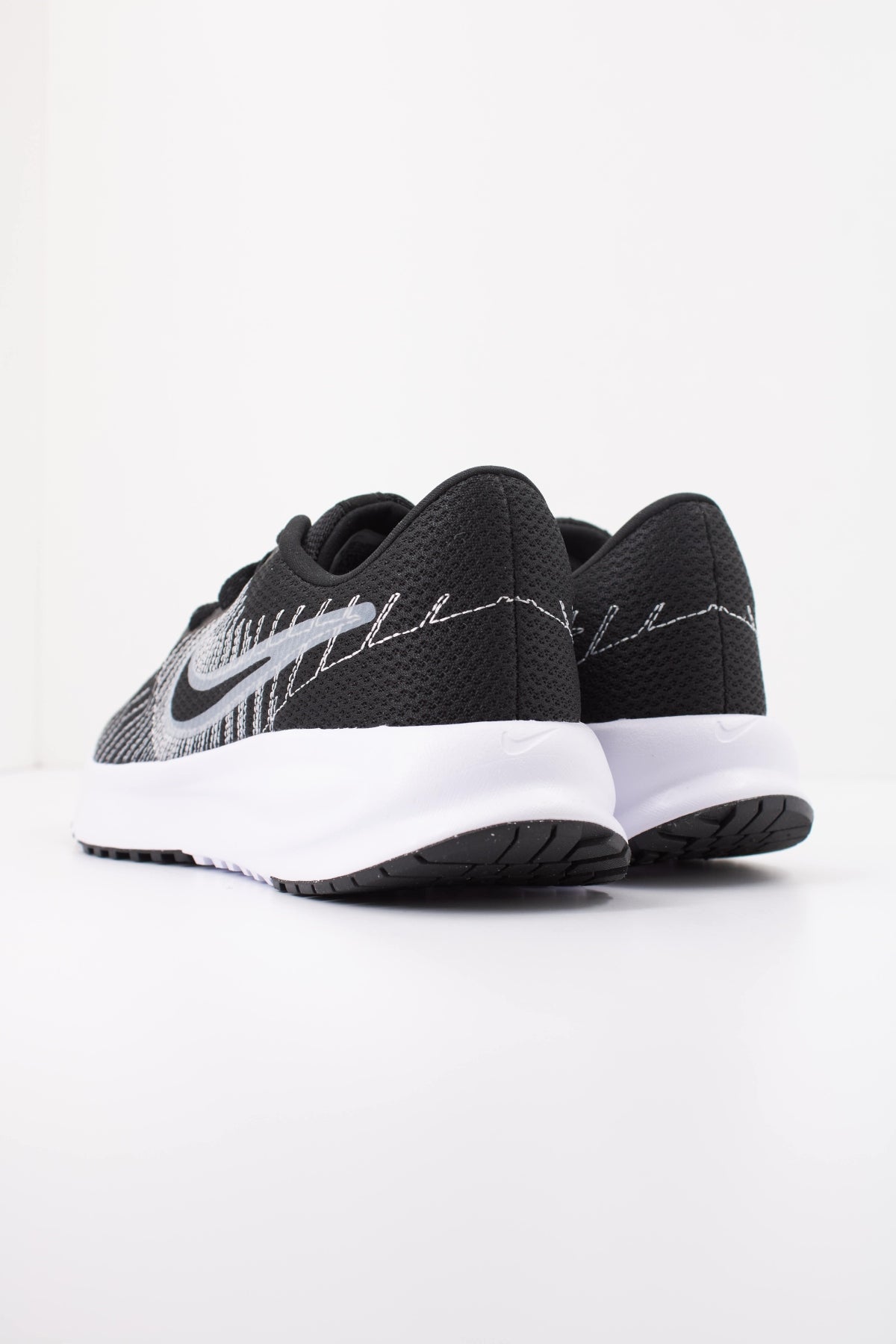 NIKE W NIKE RUN DEFY en color NEGRO (4)