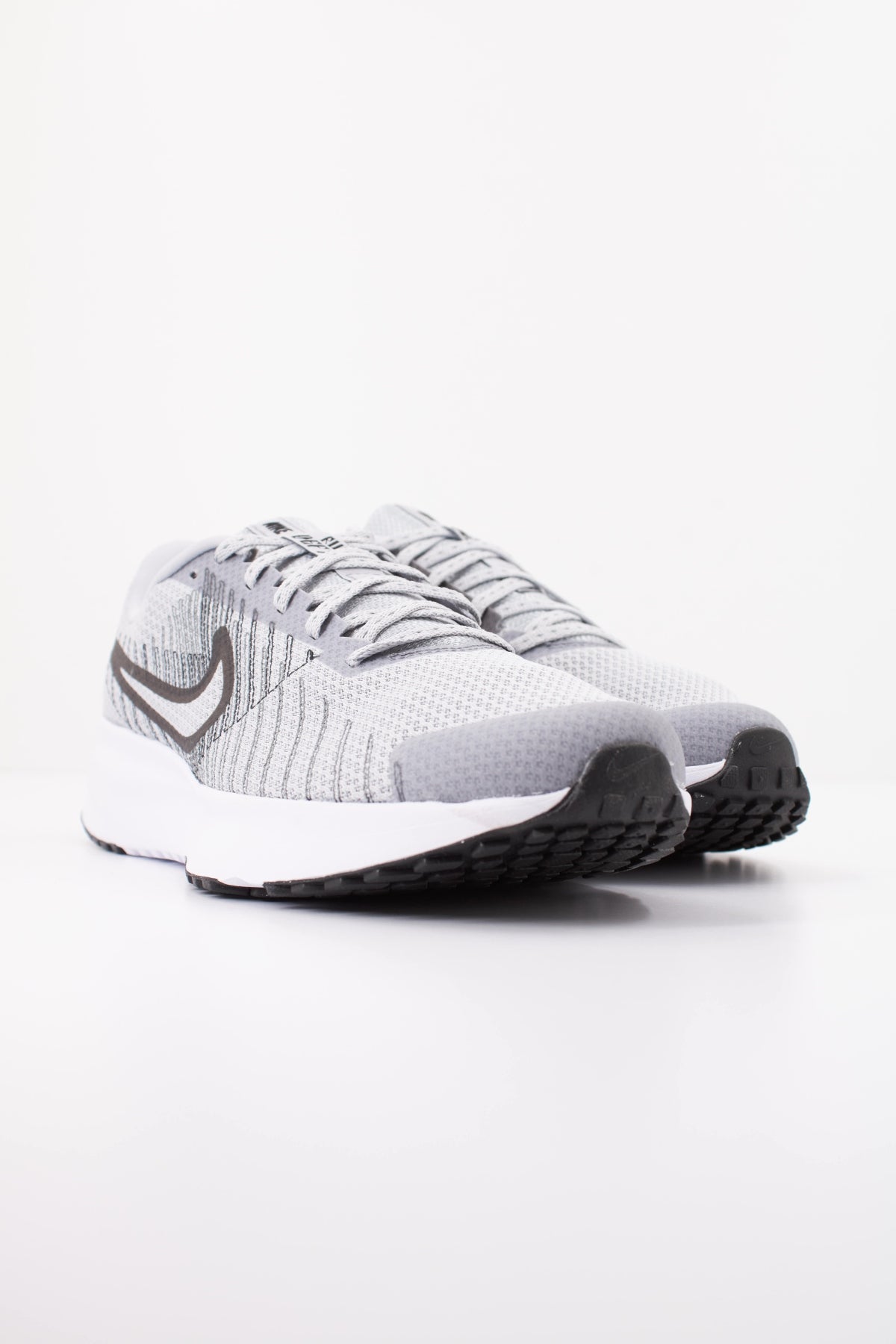 NIKE NIKE RUN DEFY en color GRIS (2)