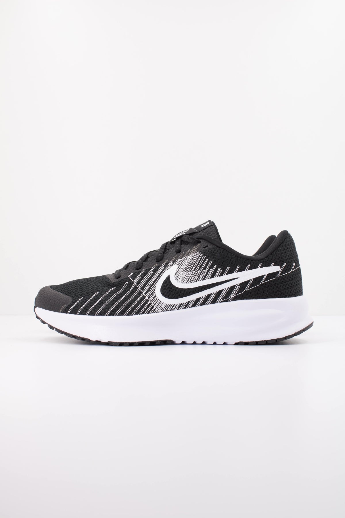 NIKE NIKE RUN DEFY en color NEGRO (1)