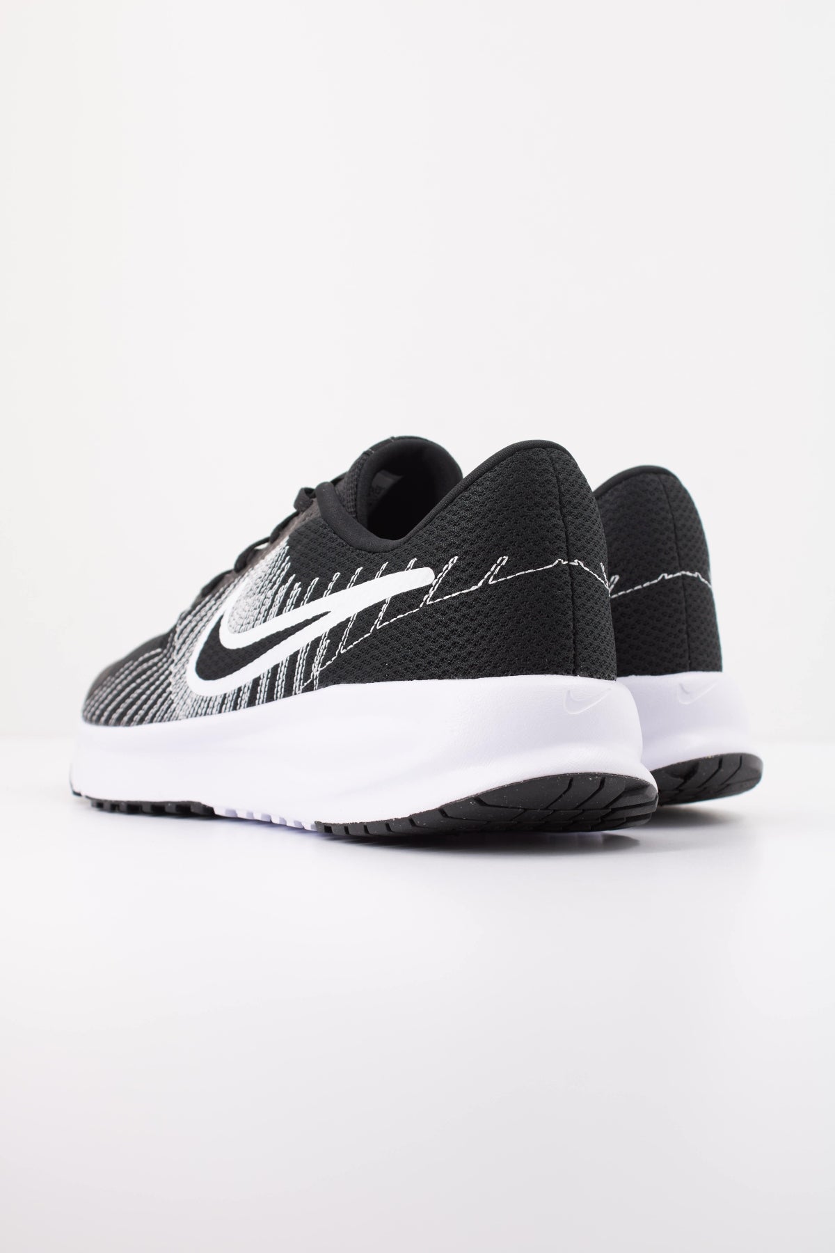 NIKE NIKE RUN DEFY en color NEGRO (4)