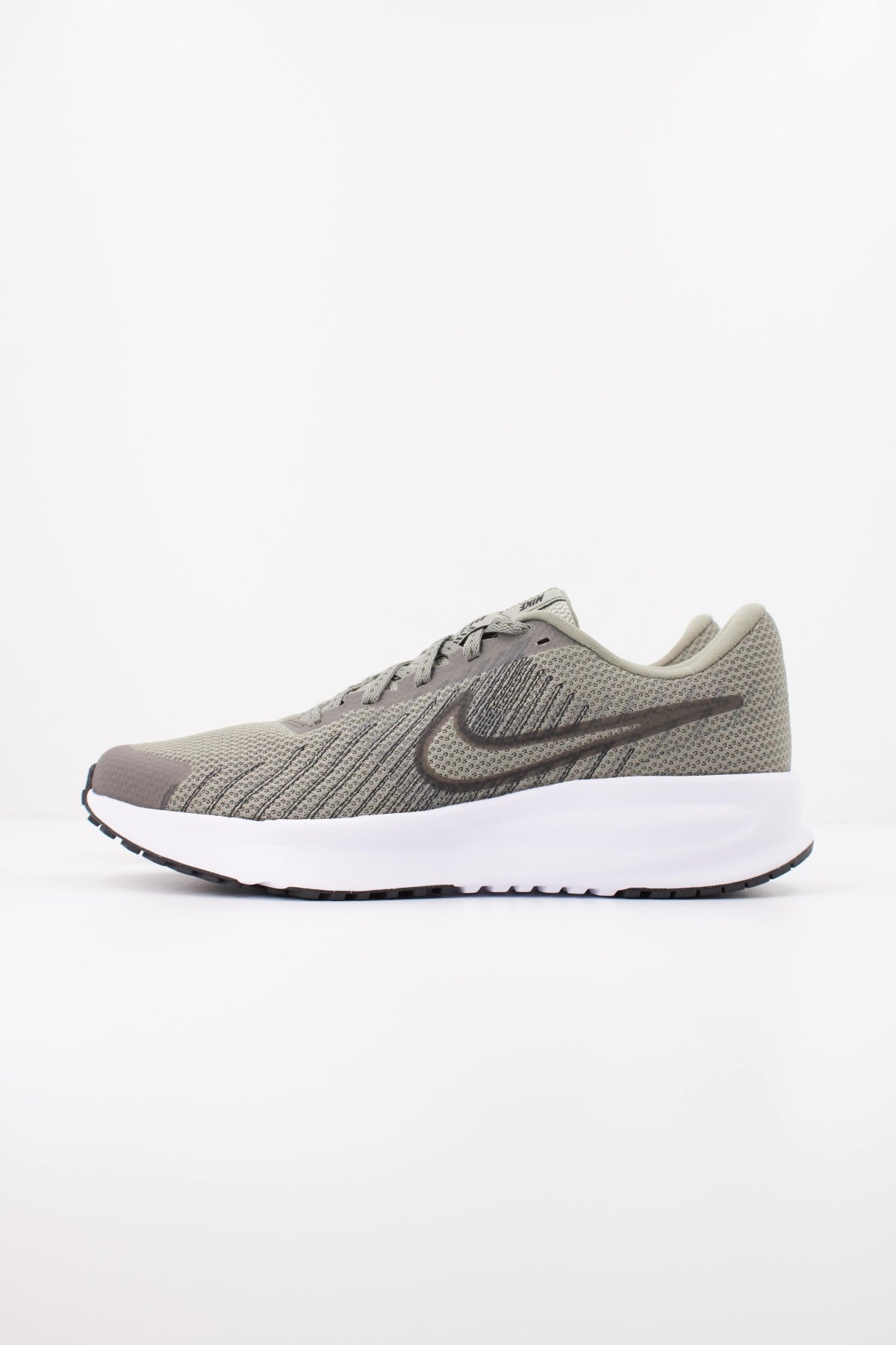 NIKE NIKE RUN DEFY en color VERDE (1)