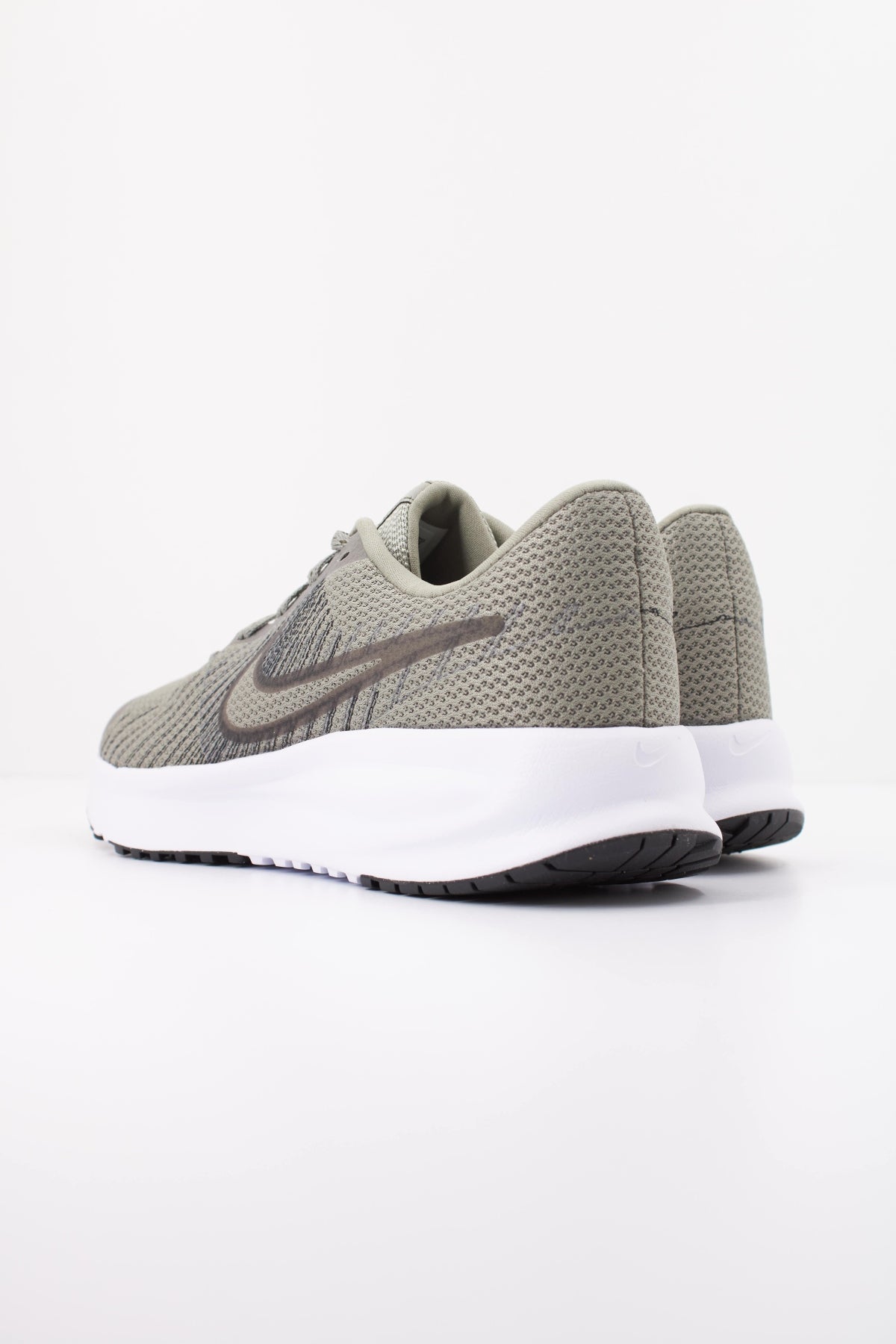 NIKE NIKE RUN DEFY en color VERDE (4)