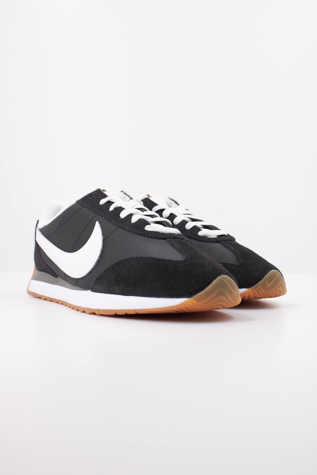 NIKE PACIFIC HQ2052 en color NEGRO (2)
