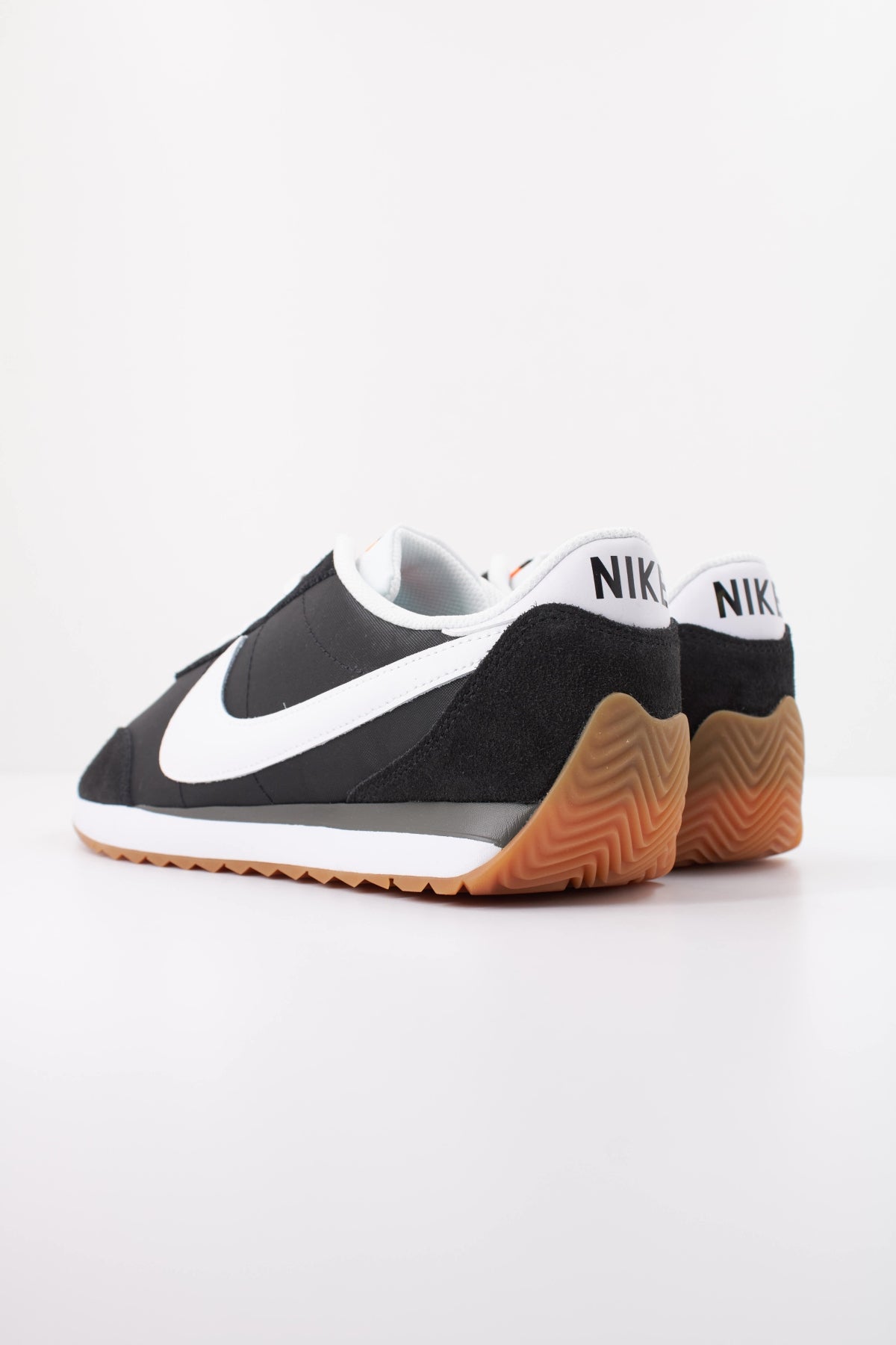 NIKE PACIFIC HQ2052 en color NEGRO (4)