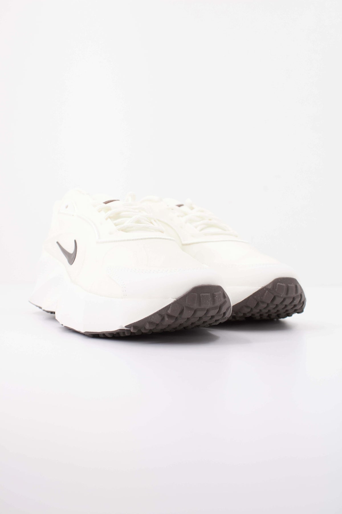 NIKE WMNS NIKE AURA EDGE en color BEIS (2)