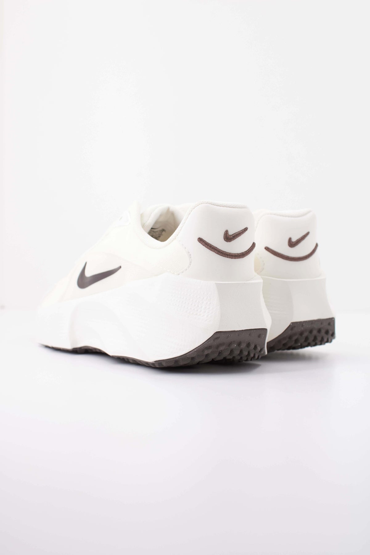 NIKE WMNS NIKE AURA EDGE en color BEIS (4)