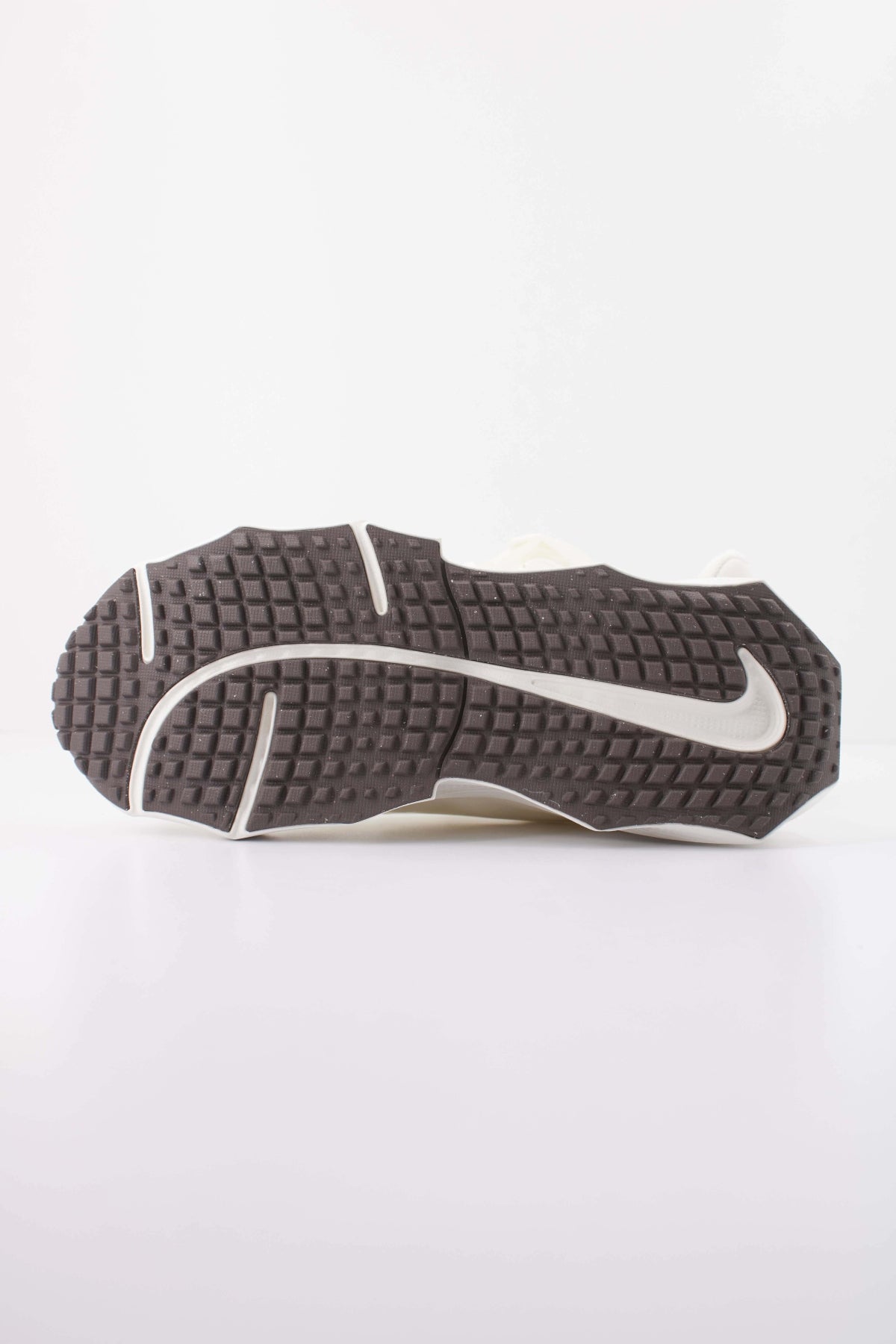 NIKE AURA EDGE en color BEIS (5)