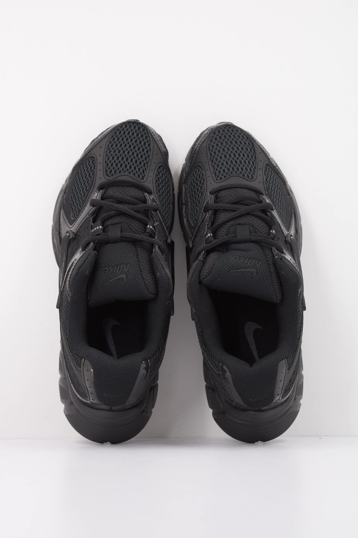 NIKE W NIKE V5 RNR en color NEGRO (3)