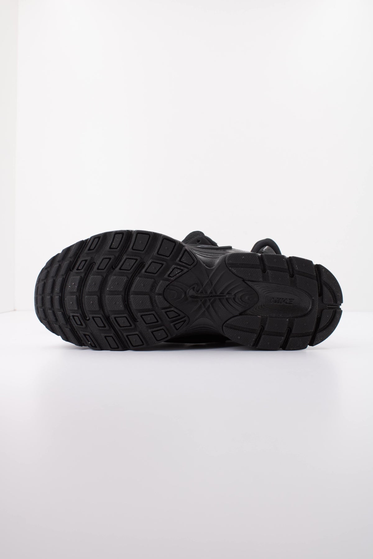NIKE W NIKE V5 RNR en color NEGRO (5)