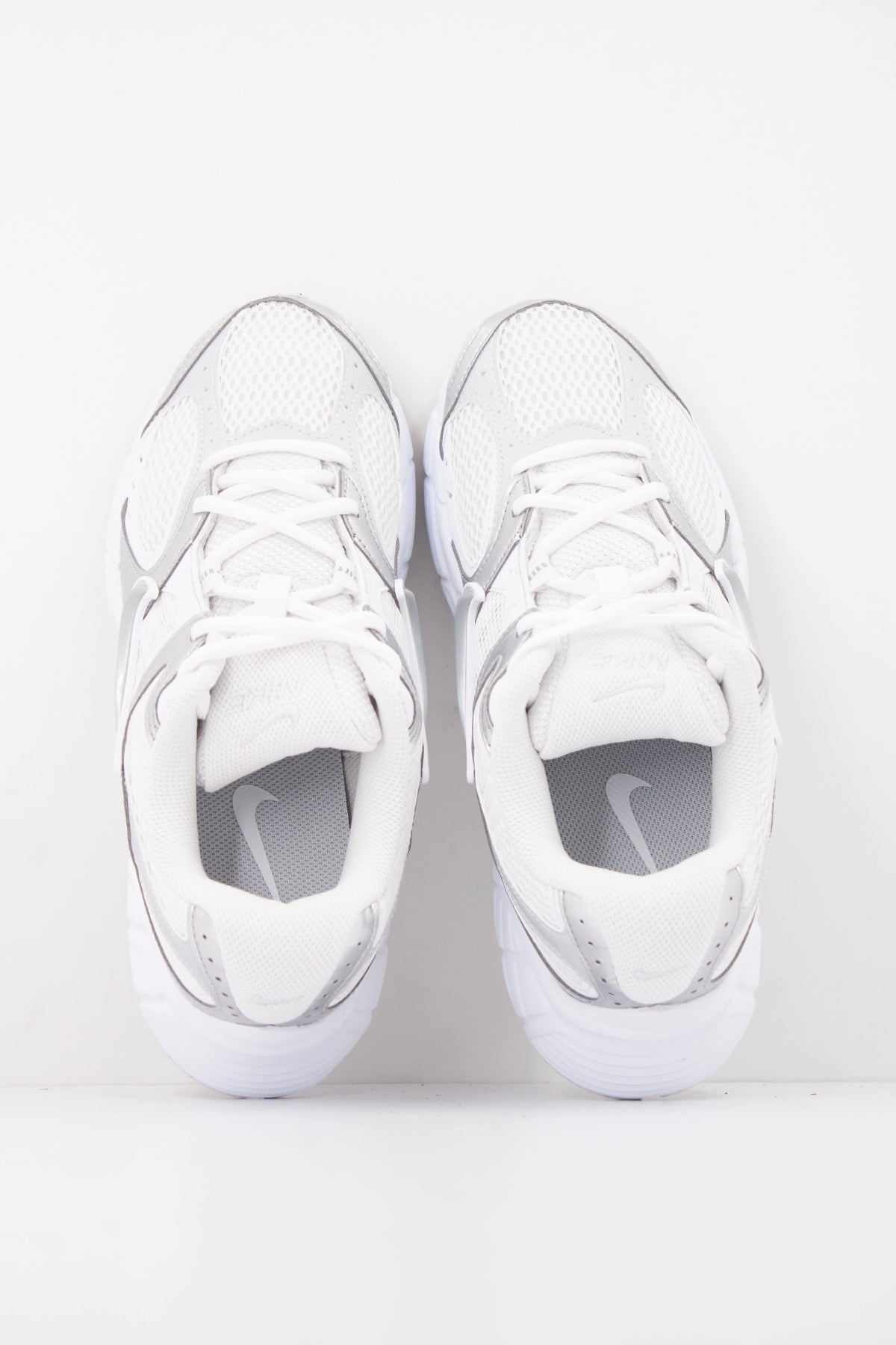 NIKE V5 RNR HQ7901 en color BLANCO (3)