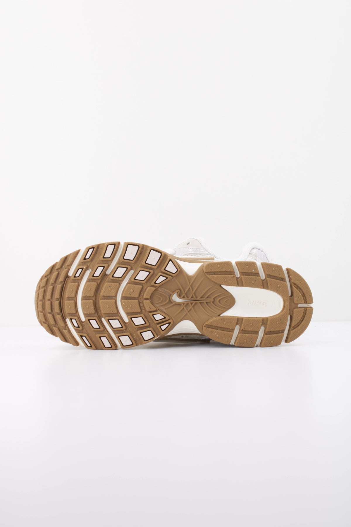 NIKE W NIKE V5 RNR en color BEIS (5)