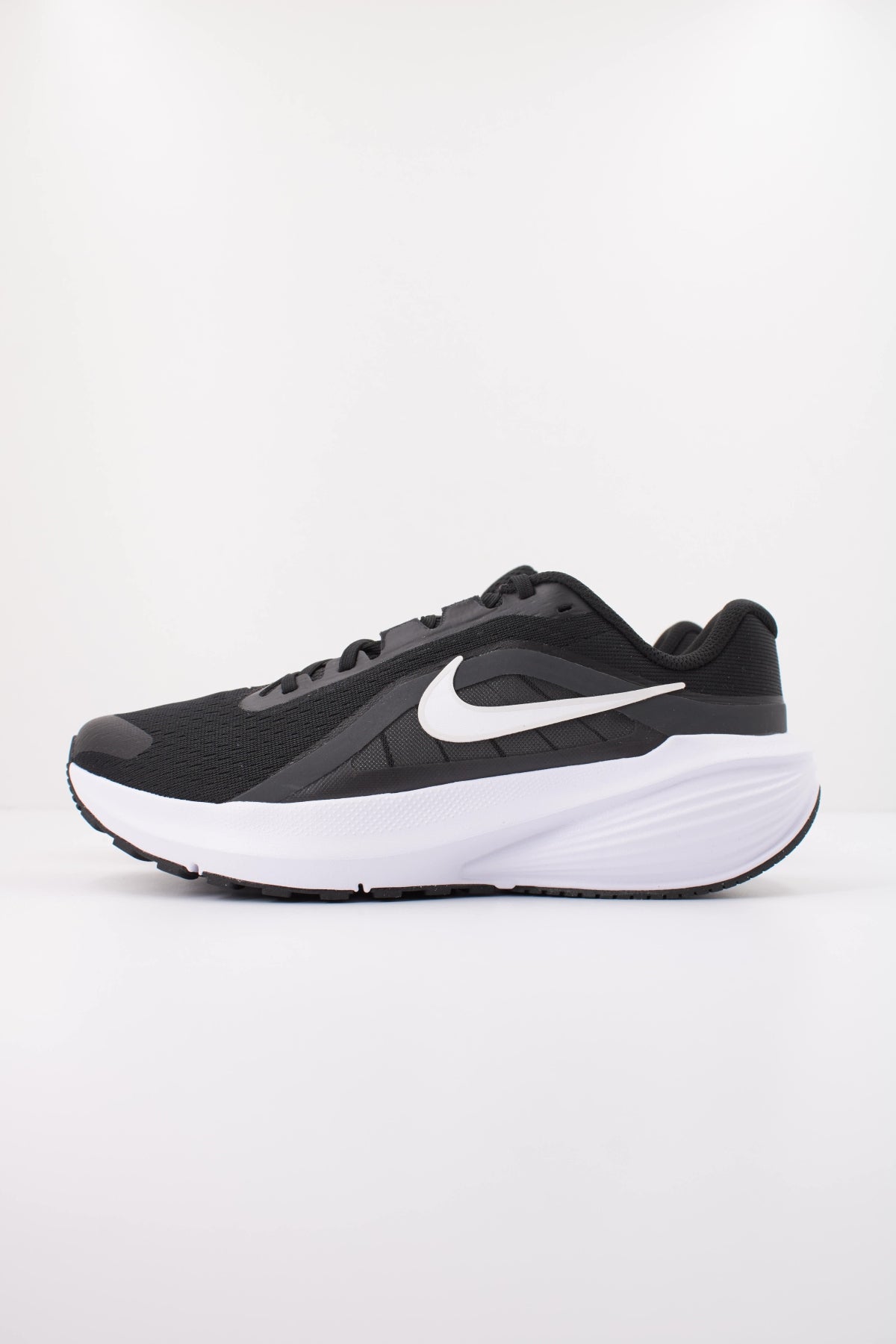 NIKE NIKE DOWNSHIFTER 14 en color NEGRO (1)