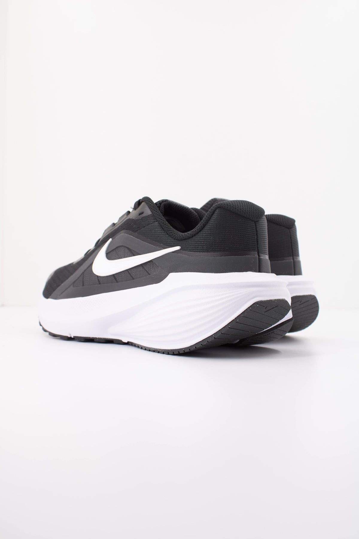 NIKE NIKE DOWNSHIFTER 14 en color NEGRO (4)