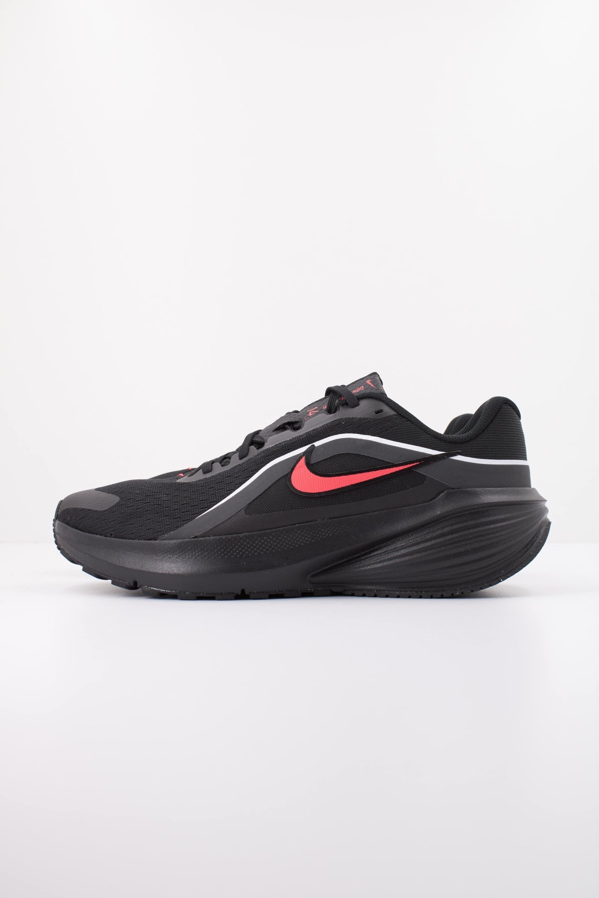NIKE NIKE DOWNSHIFTER 14 en color NEGRO (1)