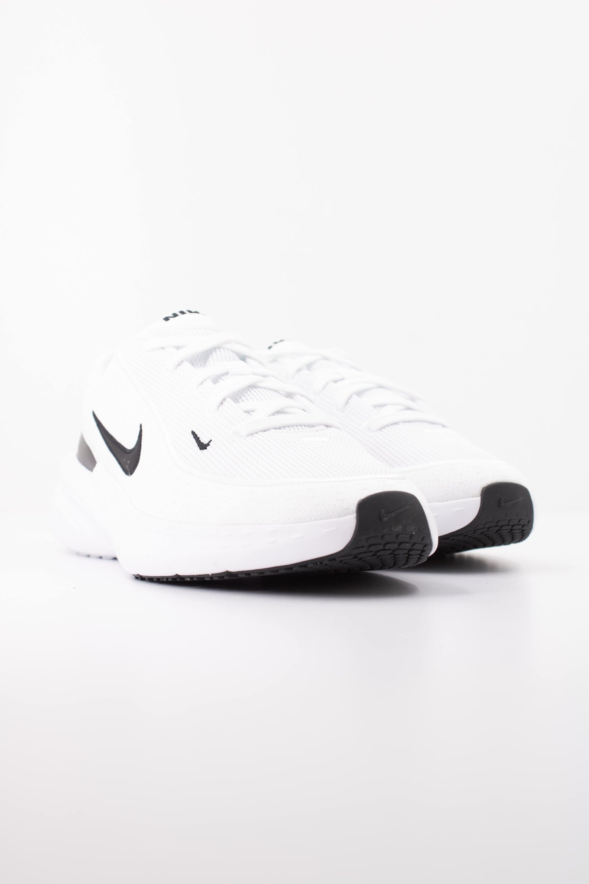 NIKE NIKE UPLIFT SC en color BLANCO (2)