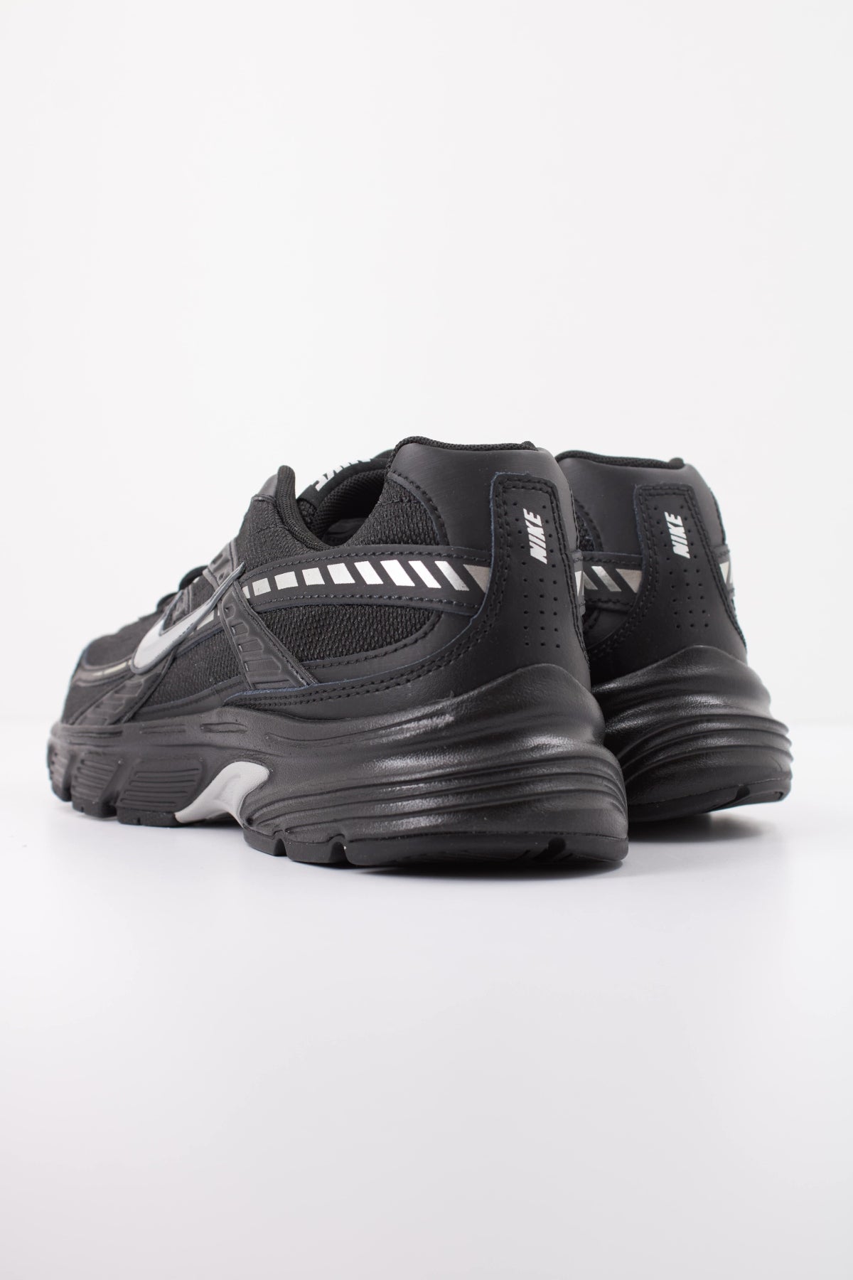 NIKE NIKE INITIATOR en color NEGRO (4)